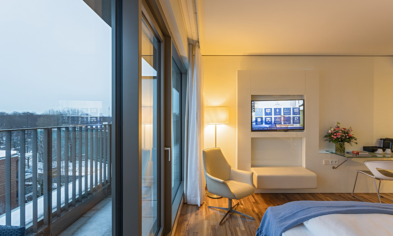 O Quarto Premium com Varanda e Vista do Pestana Berlin Tiergarten conta com televisão, varanda com vista, e um cadeirão