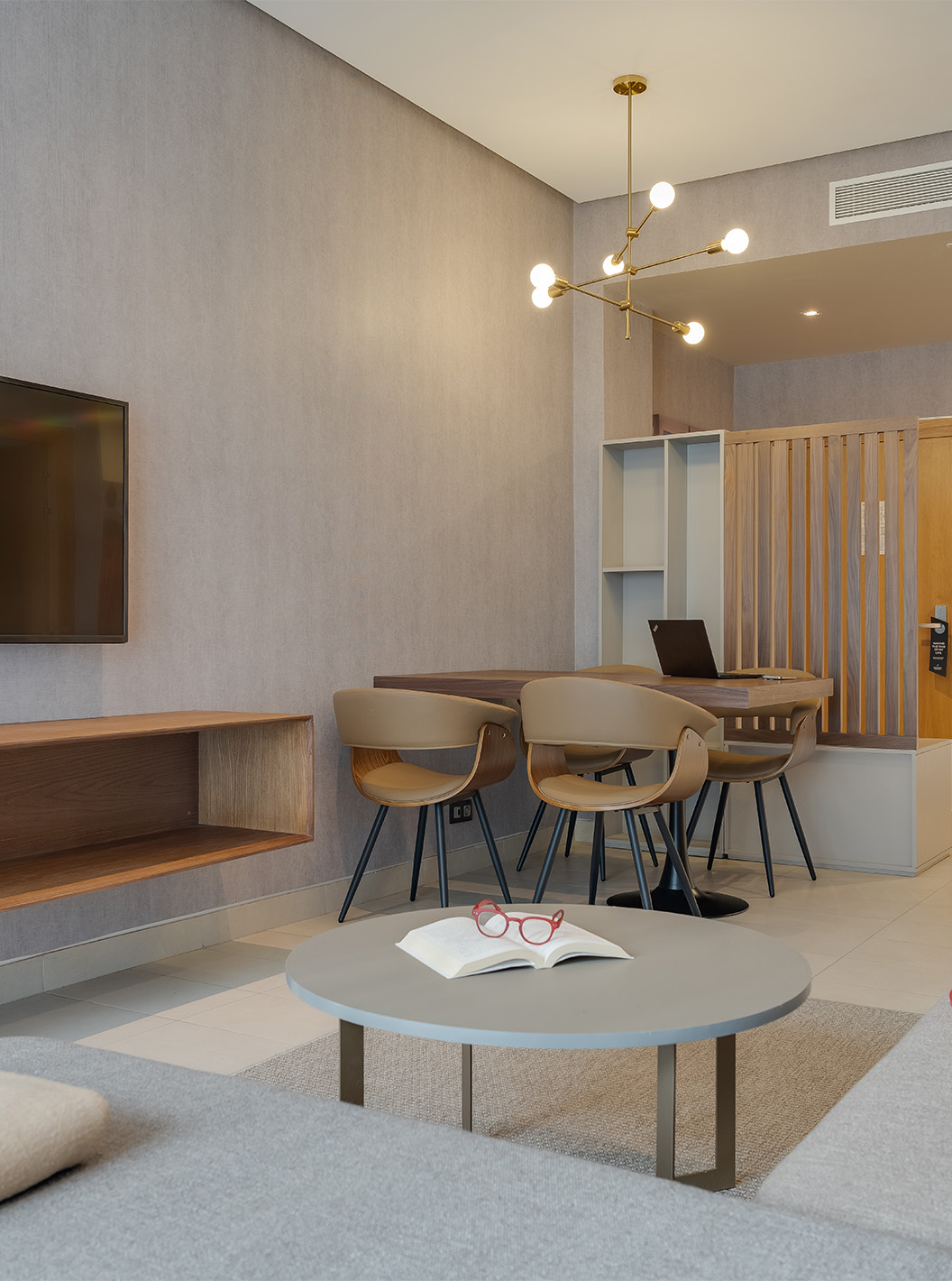 A Suite do Pestana Casablanca tem um sofá confortável com chaise longue, uma televisão satélite e uma kitchenette