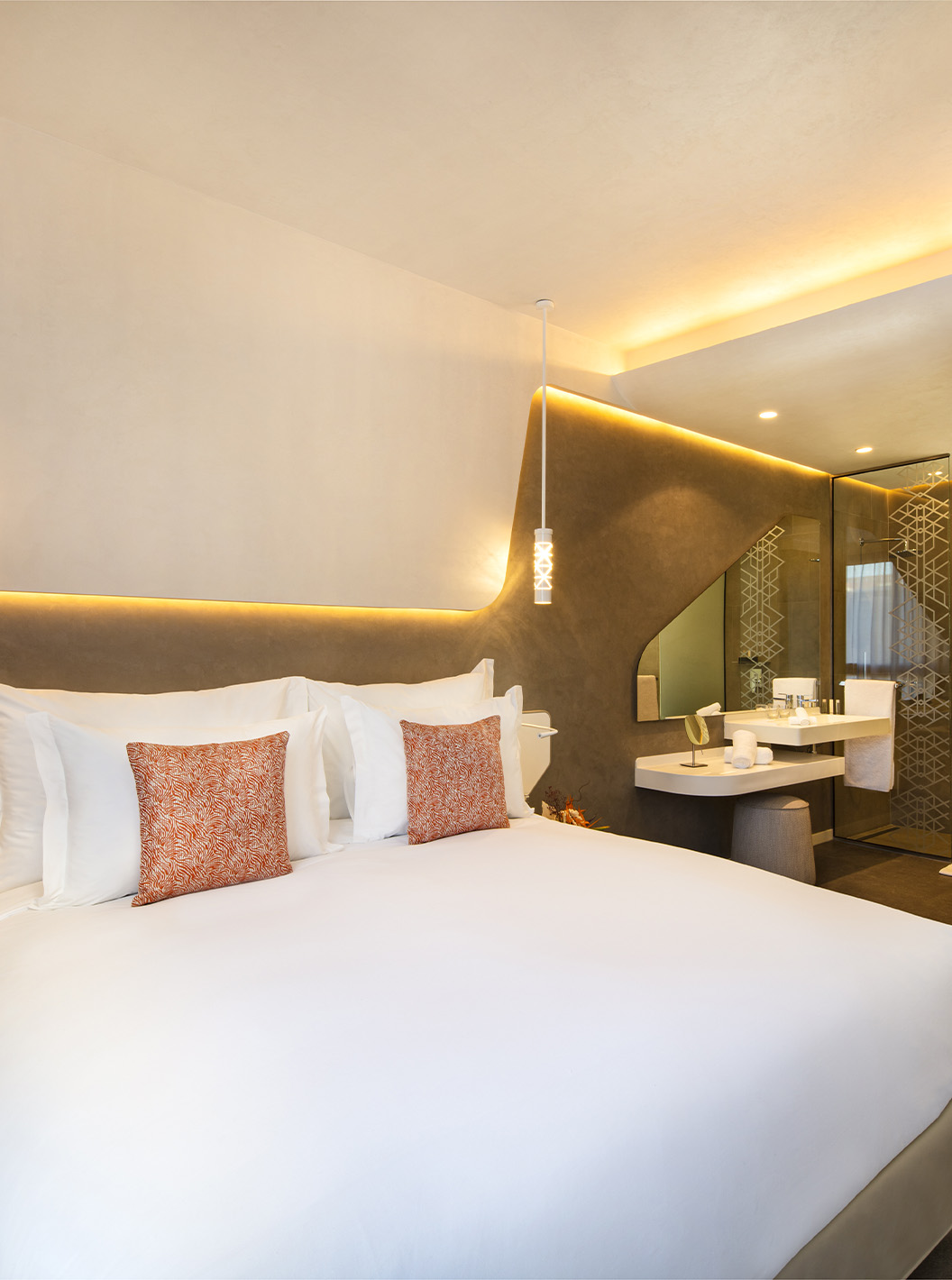 A CR7 Junior Suite do Pestana CR7 Marrakech tem uma cama de casal grande, luzes na parede e casa de banho dentro do quarto