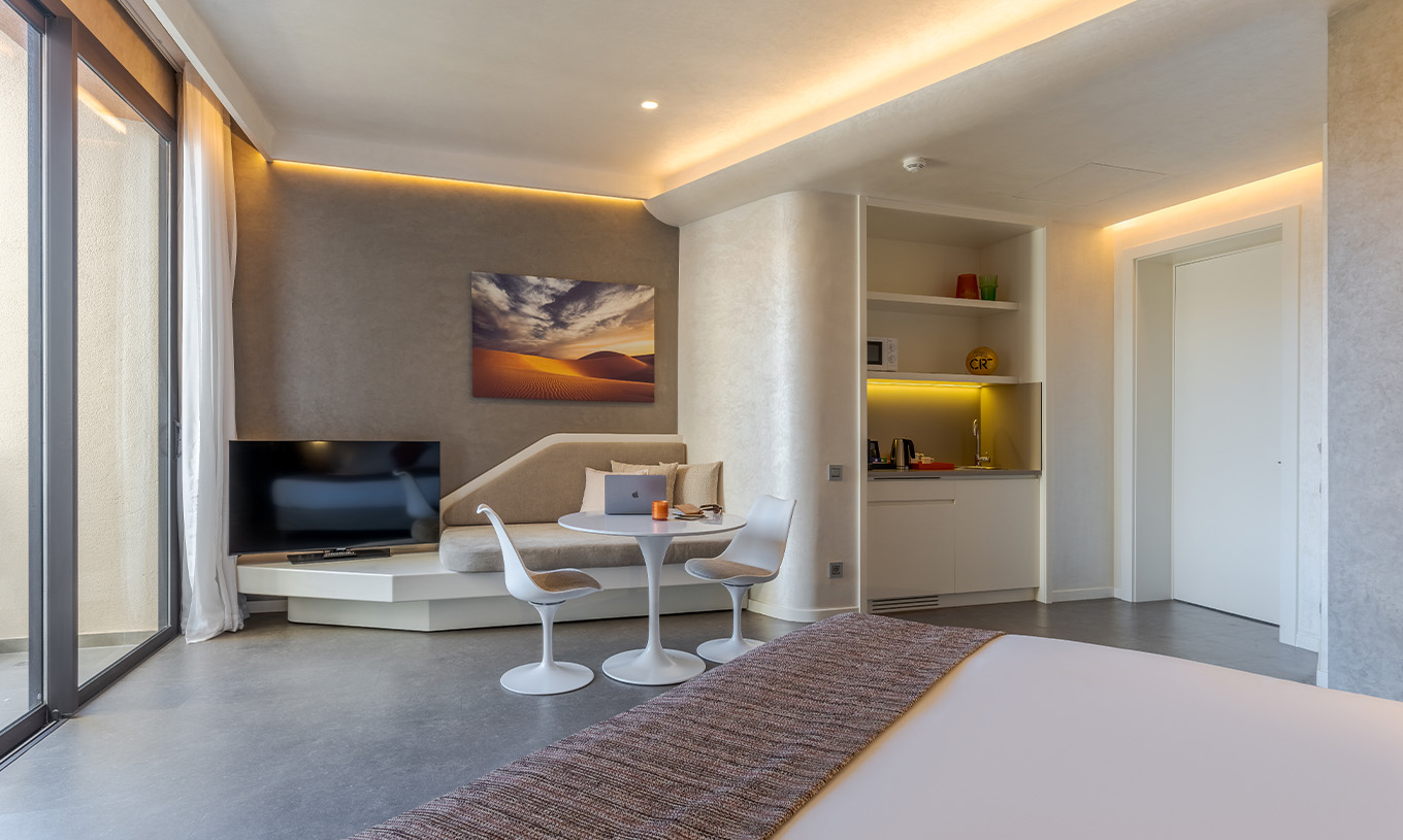 O CR7 Room Avenue do Pestana CR7 Marrakech tem uma televisão com um sofá ao lado, uma mesa, um lava-loiça e um micro-ondas