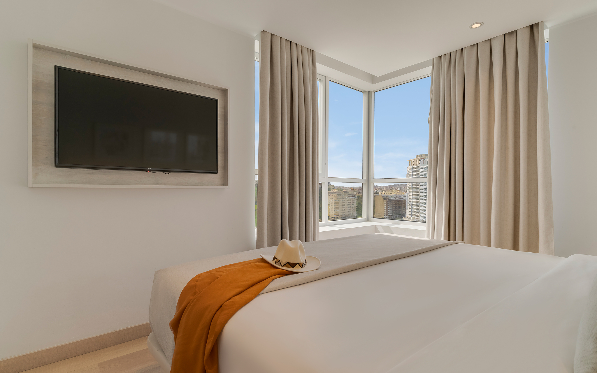 Vista de um quarto do Pestana Tanger City Center, Hotel em Tânger Perto da Praia, com uma cama de casal e televisão