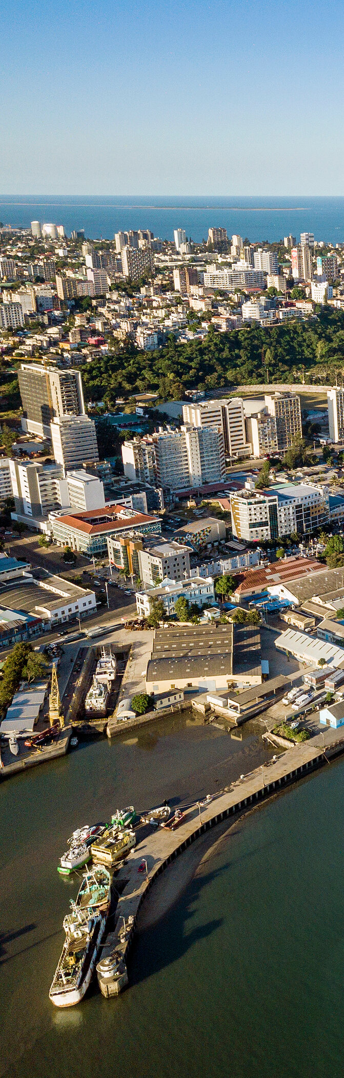 Descubra a oferta de hotéis do Pestana Hotel Group em Maputo, uma cidade junta ao mar, com prédios e zonas verdes