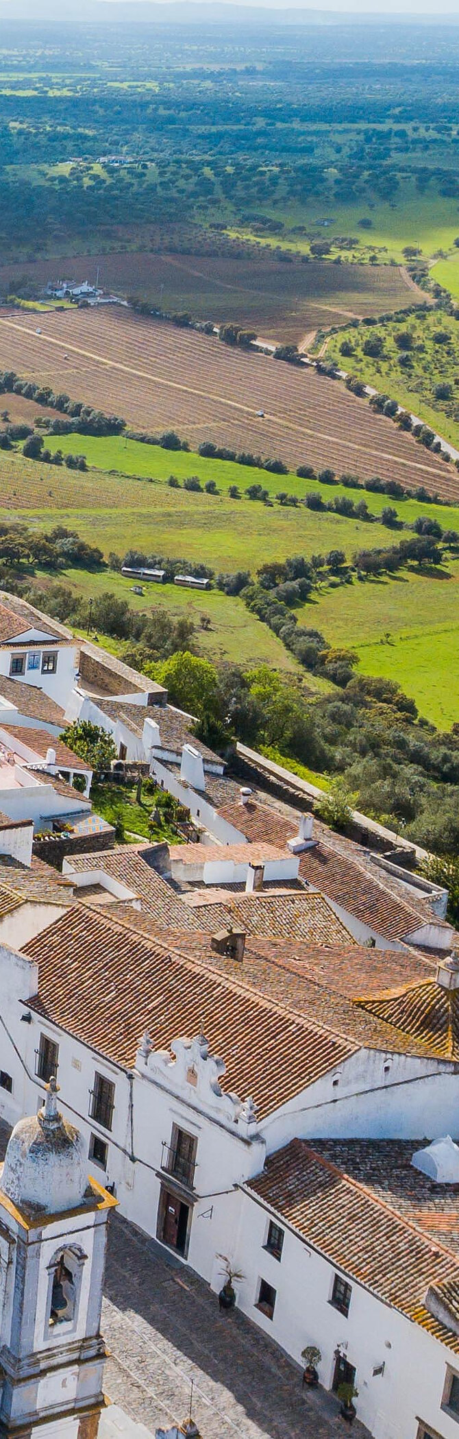 Vista aérea da vila histórica de Monsaraz, no Alentejo, com destaque para o castelo no topo da colina