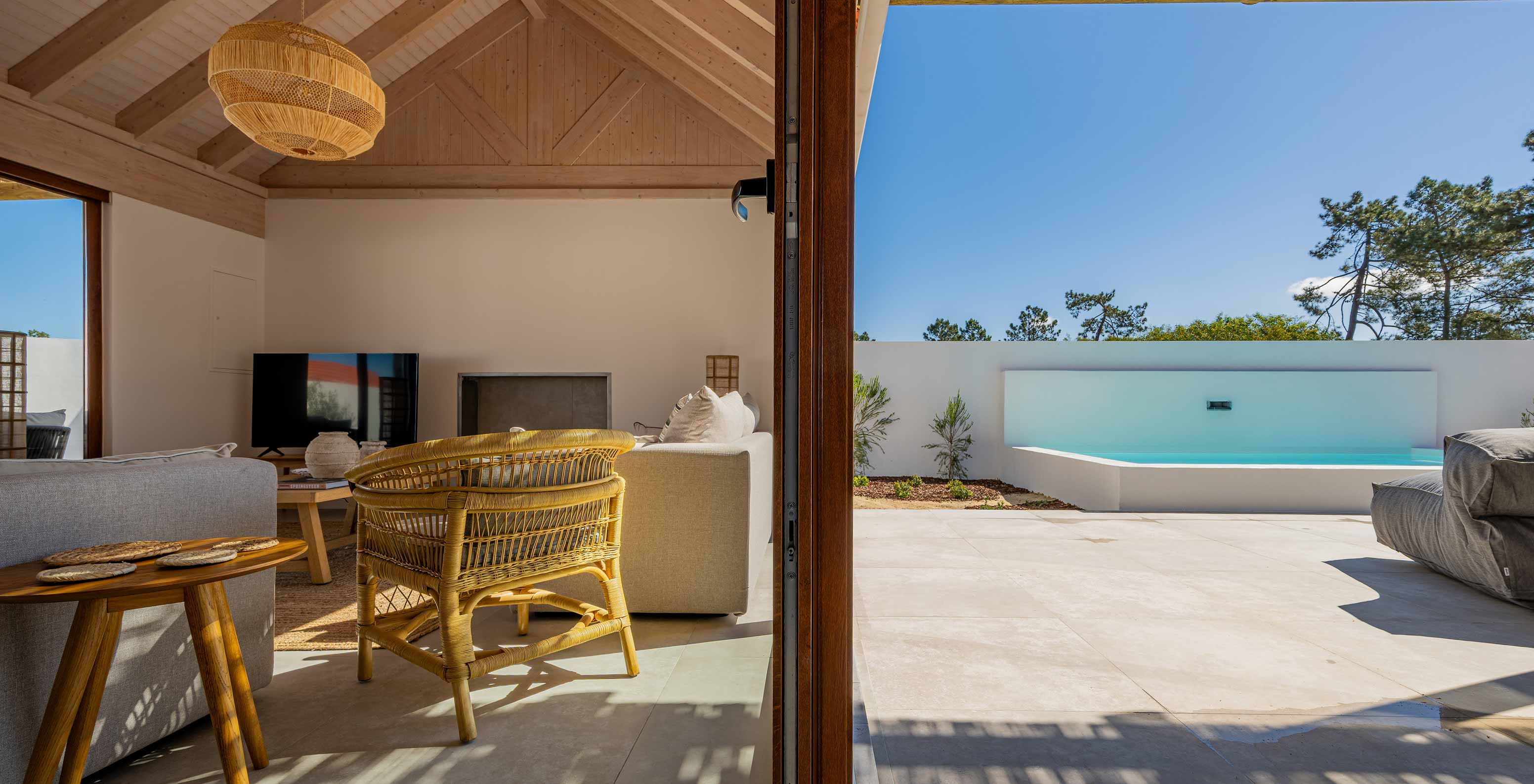 A Premium Villa do Pestana Comporta Village Residences tem uma sala de estar com vista para a piscina exterior