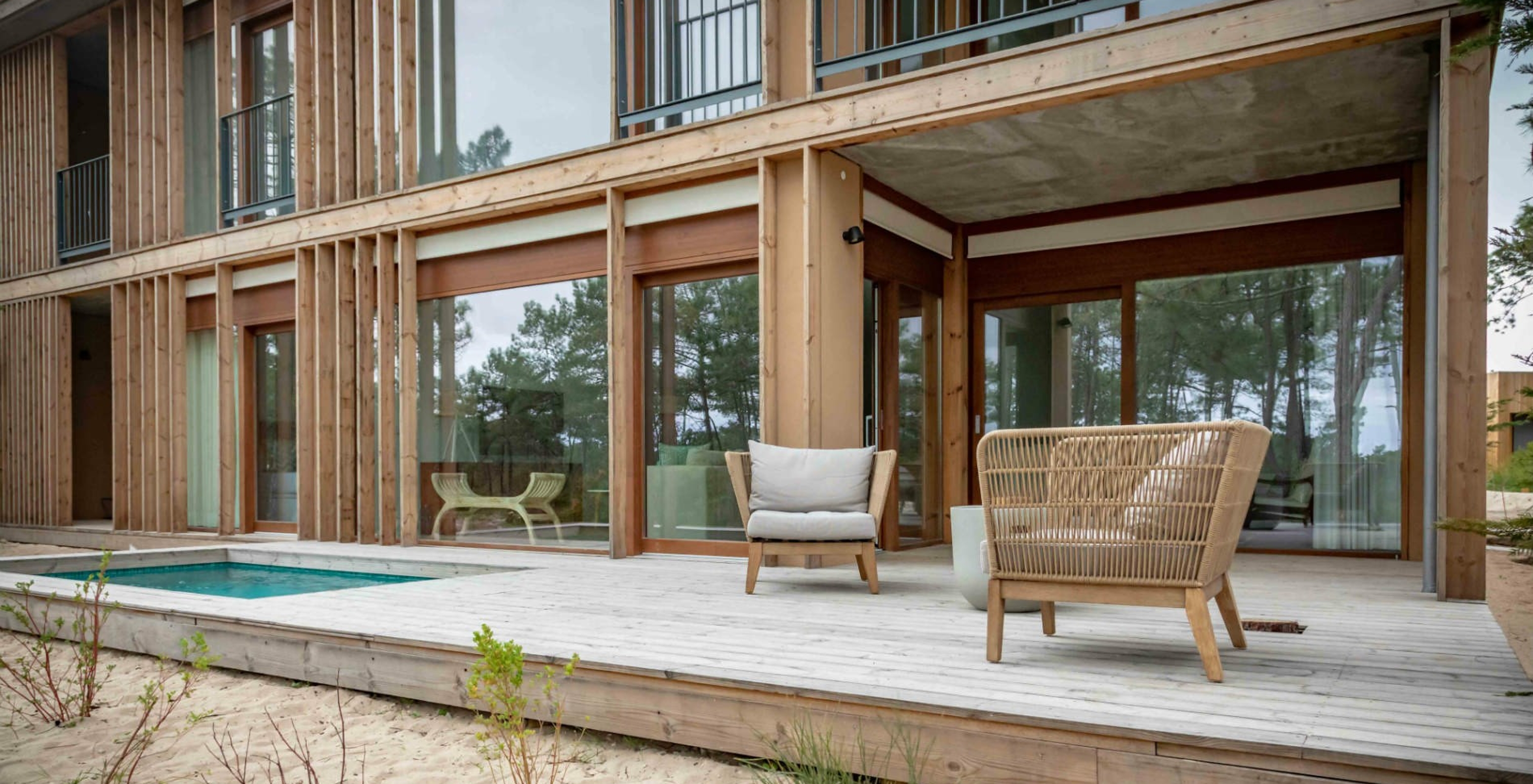 O Apartamento Eco Village Rés do Chão Vistas do Pestana Tróia Eco Resort tem um deck com piscina e duas cadeiras