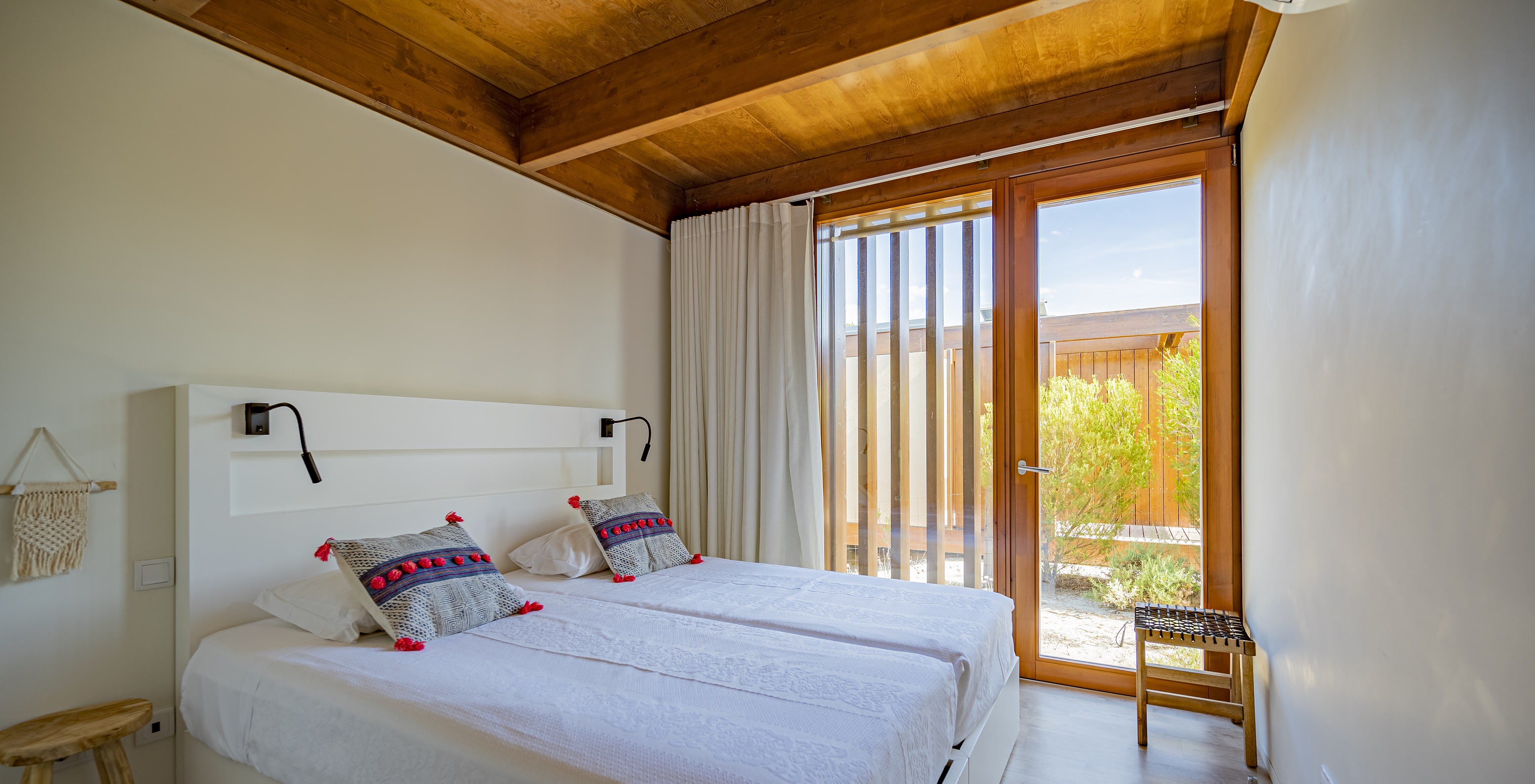 A Tree Villa com Piscina Privada do Pestana Tróia Eco Resort tem uma cama de casal e uma janela de cima a baixo