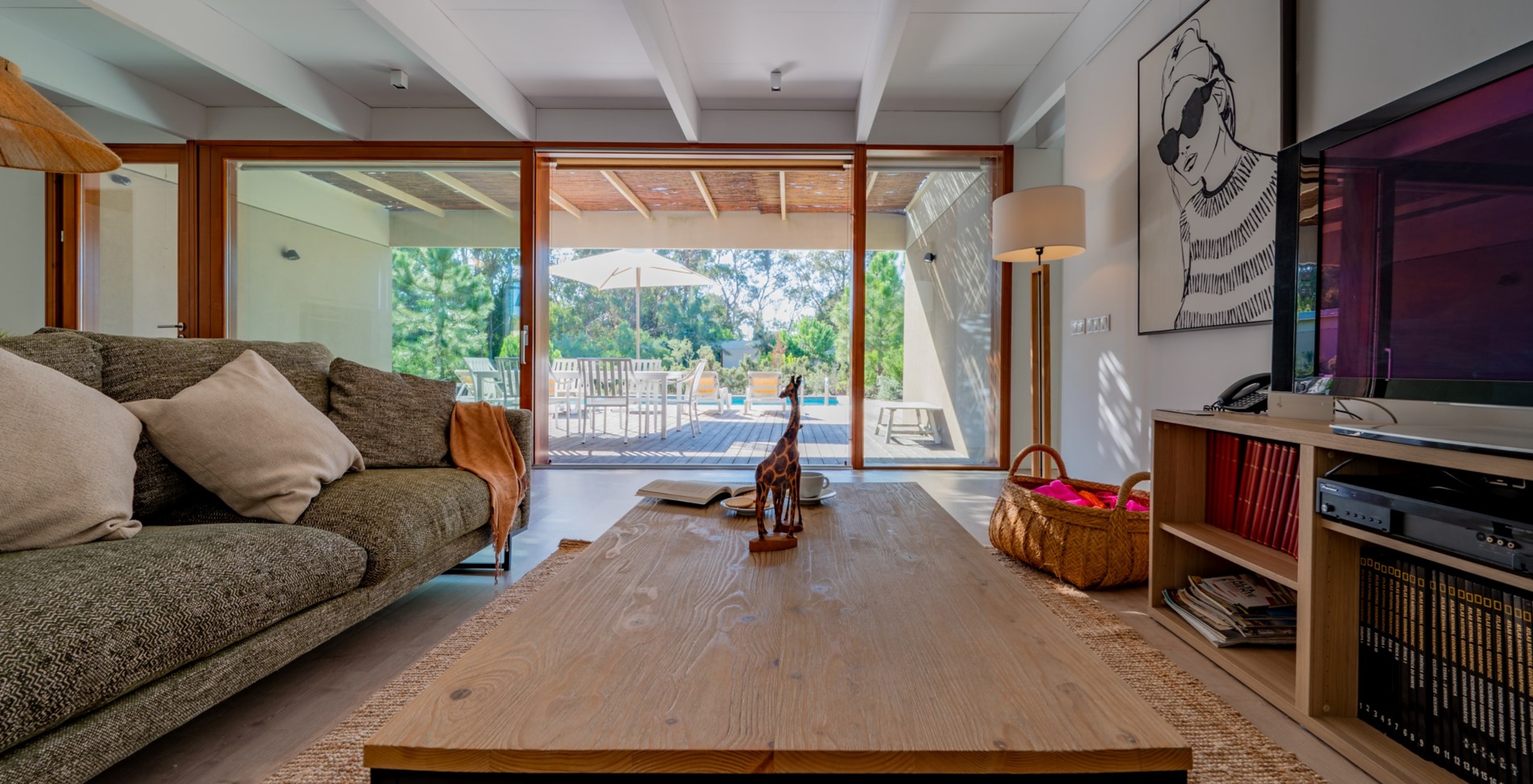 As Villas de 4 Quartos do Pestana Tróia Eco Resort têm uma sala com sofá, acesso ao terraço e televisão