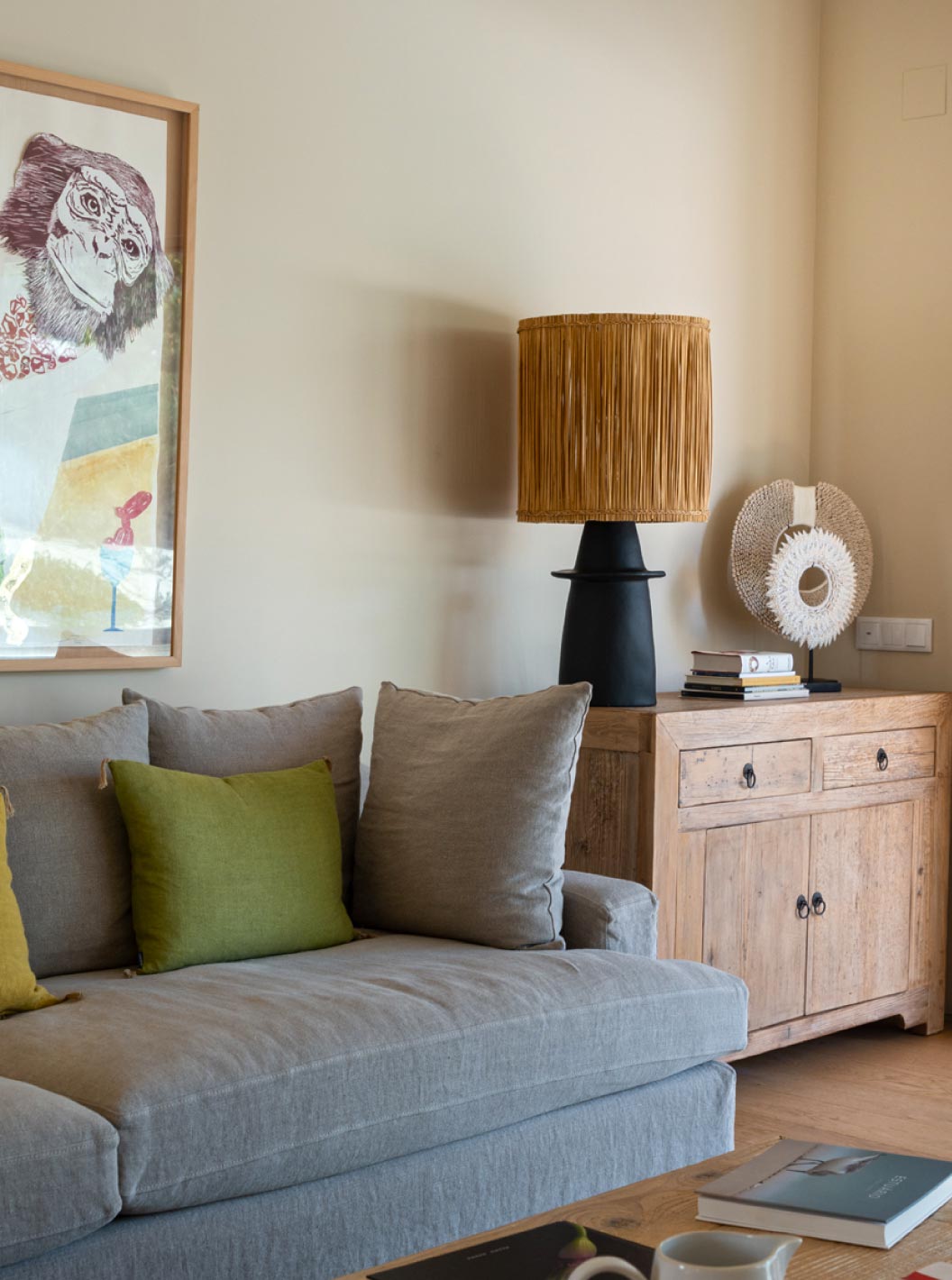 A Villa exclusiva com piscina do Pestana Tróia Eco Resort tem uma sala de estar com sofá cinza e janela grande com cortinas