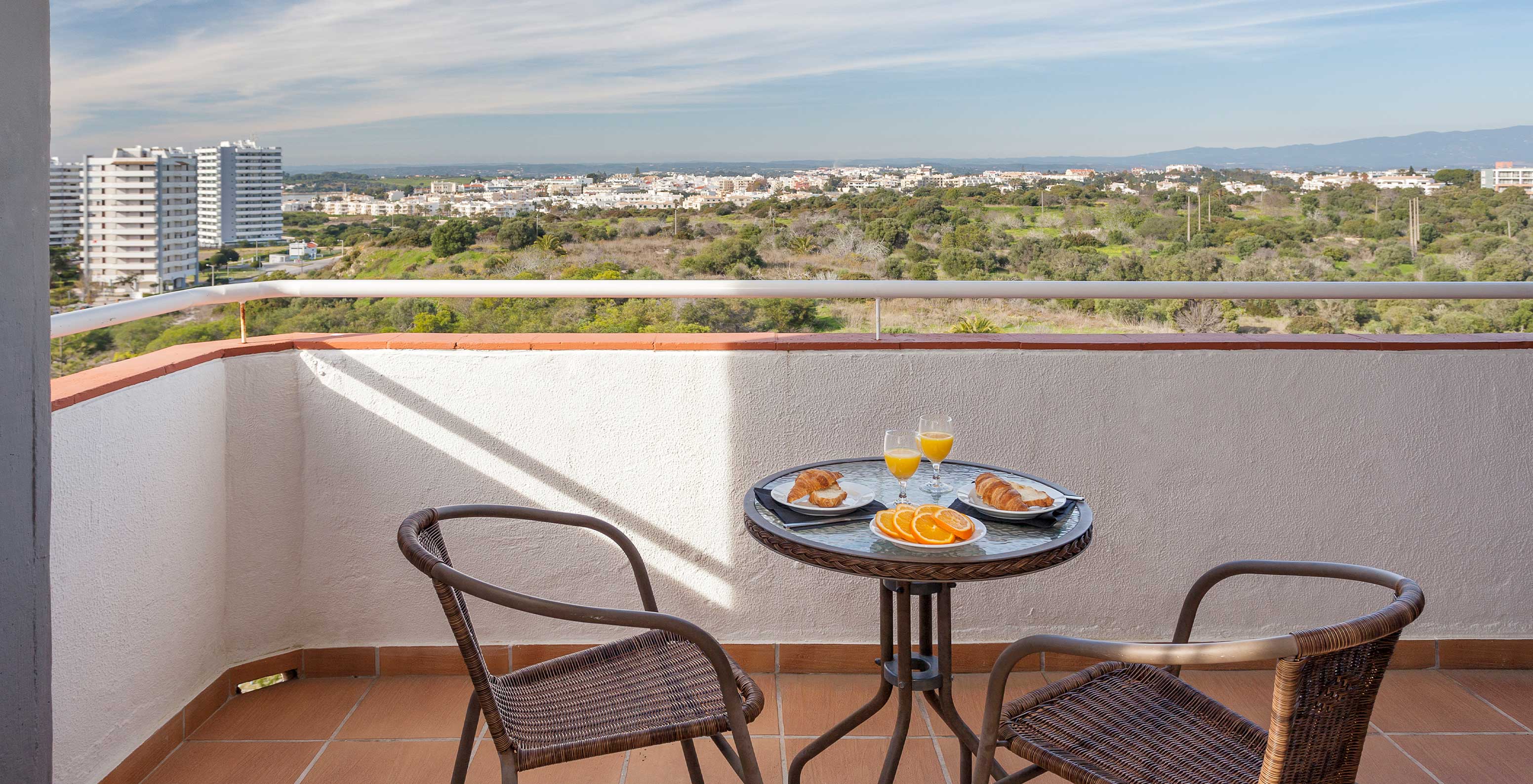 No Estúdio Vista Jardim do Pestana Alvor Atlântico pode desfrutar de um pequeno-almoço com vista, na varanda nos apartamentos