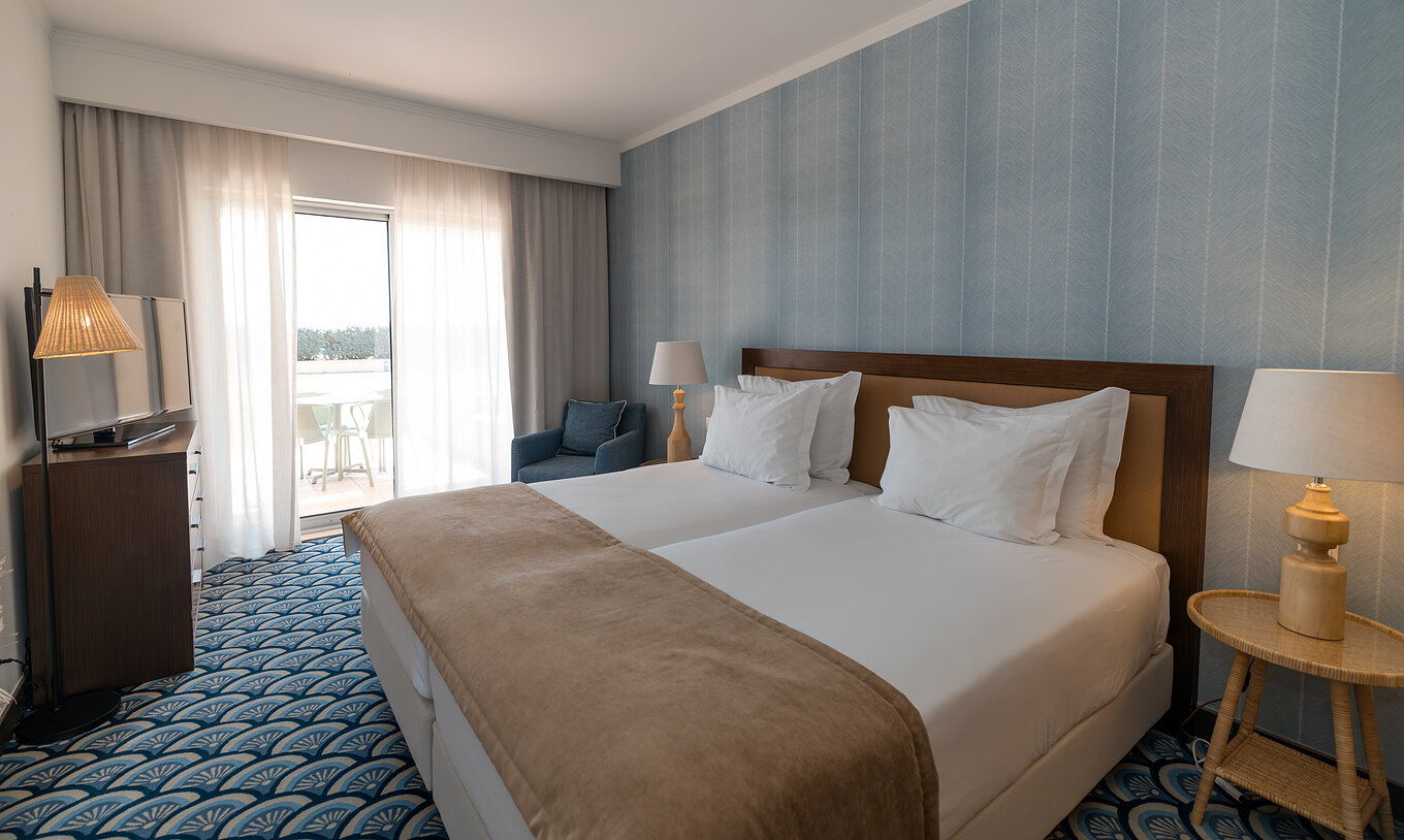 O Apartamento T1 Vista Jardim do Pestana Alvor Beach Villas tem um quarto com duas camas e janela com acesso à varanda