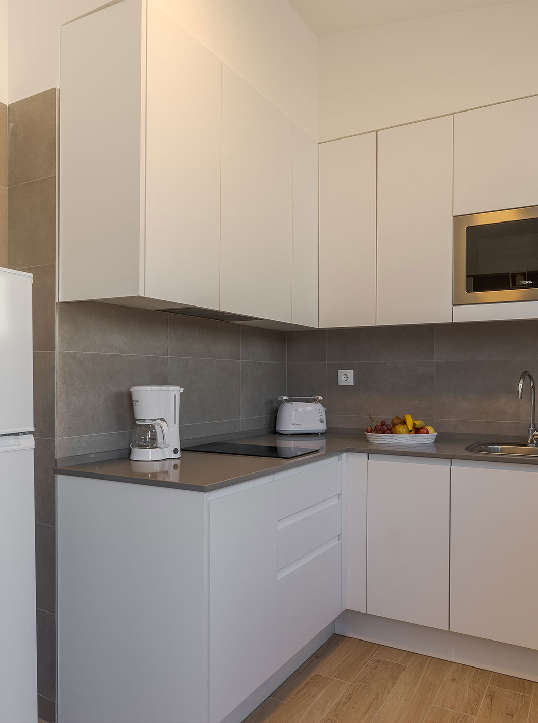 A Villa 3 Quartos Premium Vista Mar do Pestana Alvor Beach Villas tem cozinha com frigorífico, fogão, microondas e torradeira