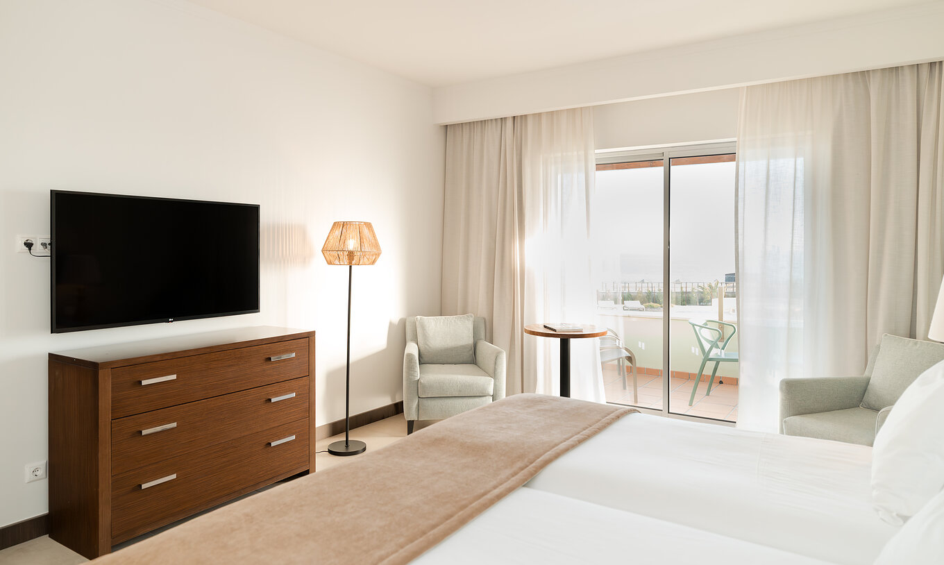 O Estúdio Vista Mar do Pestana Alvor Beach Villas tem duas camas, uma televisão e janela com acesso à varanda