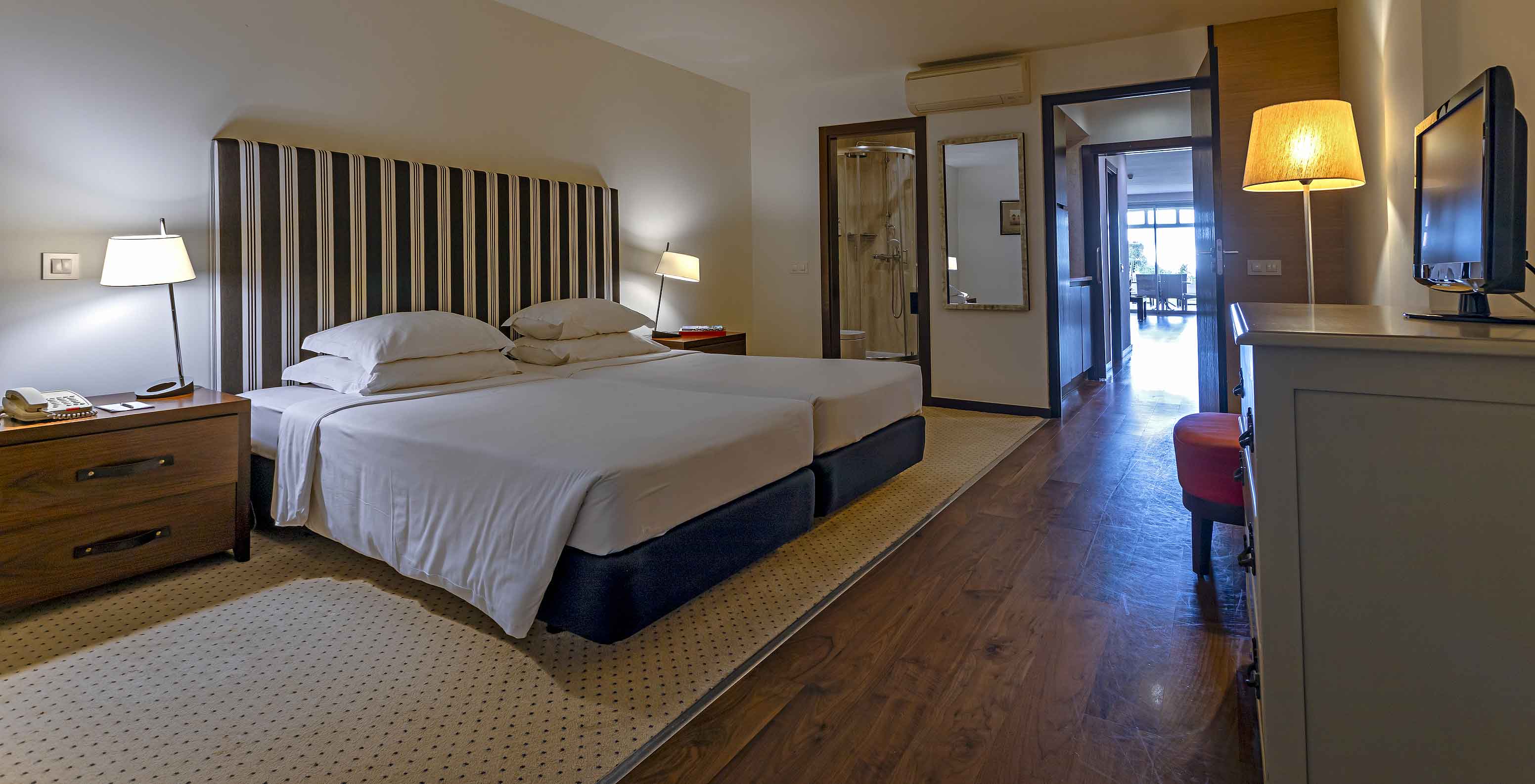 A Cliff Suite T2 do Pestana Alvor Praia tem um quarto de casal, com casa de banho, televisão e ar condicionado