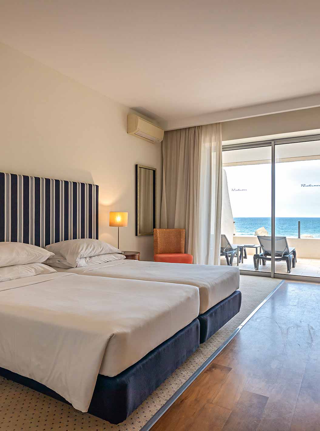 A Cliff Studio do Pestana Alvor Praia tem um quarto de casal com uma varanda com espreguiçadeiras e vista para o mar