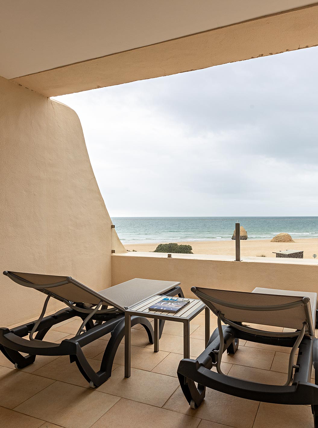 A Cliff Suite T1 do Pestana Alvor Praia tem uma varanda com duas espreguiçadeiras e vista para a praia