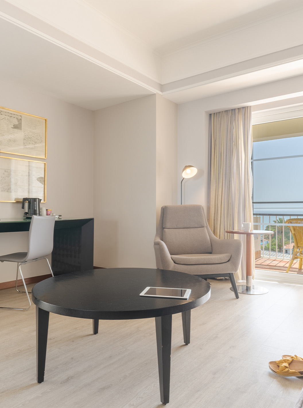 A Suite Vista Mar do Pestana Alvor Praia tem um sofá com mesa de centro, secretária com televisão e varanda com vista mar