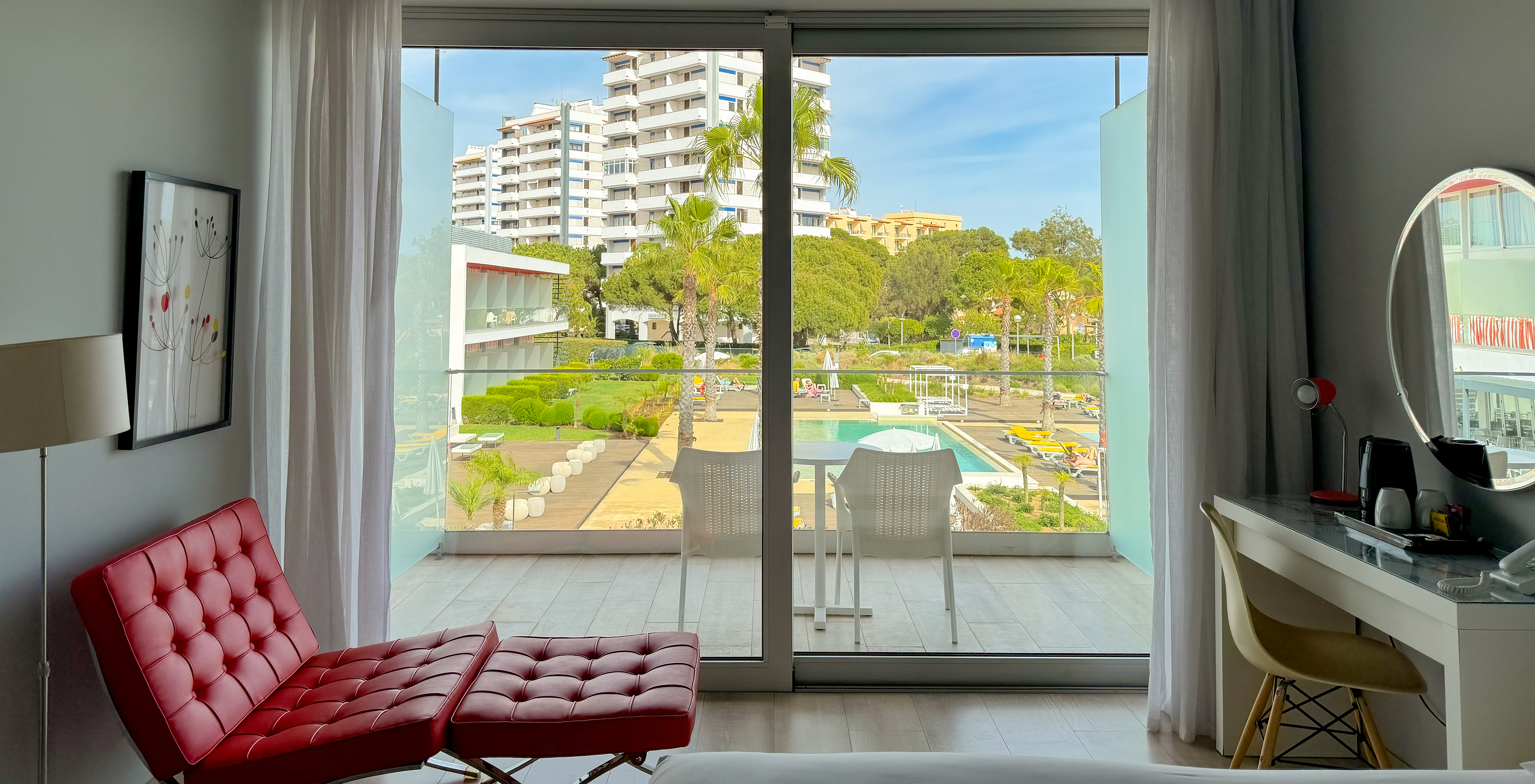 O Superior Deluxe Vista Piscina do Pestana Alvor South Beach tem uma varanda com mesa e duas cadeiras, e vista para a piscina