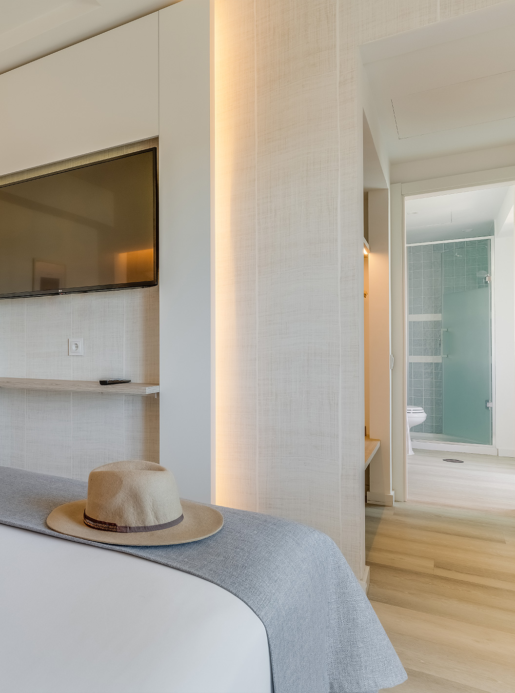 O Quarto Clássico Vista Jardim do Pestana Blue Alvor Beach tem duas camas individuais e uma televisão em frente à cama