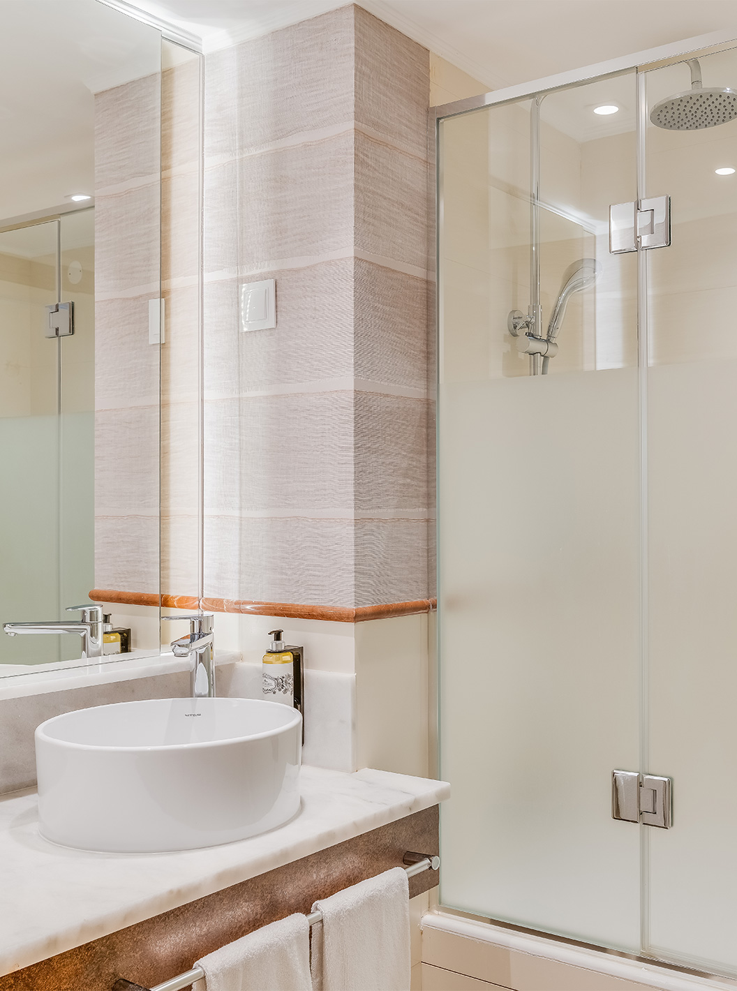 O Quarto Clássico Vista Mar do Pestana Blue Alvor Beach tem uma casa de banho com lavatório com espelho e um duche