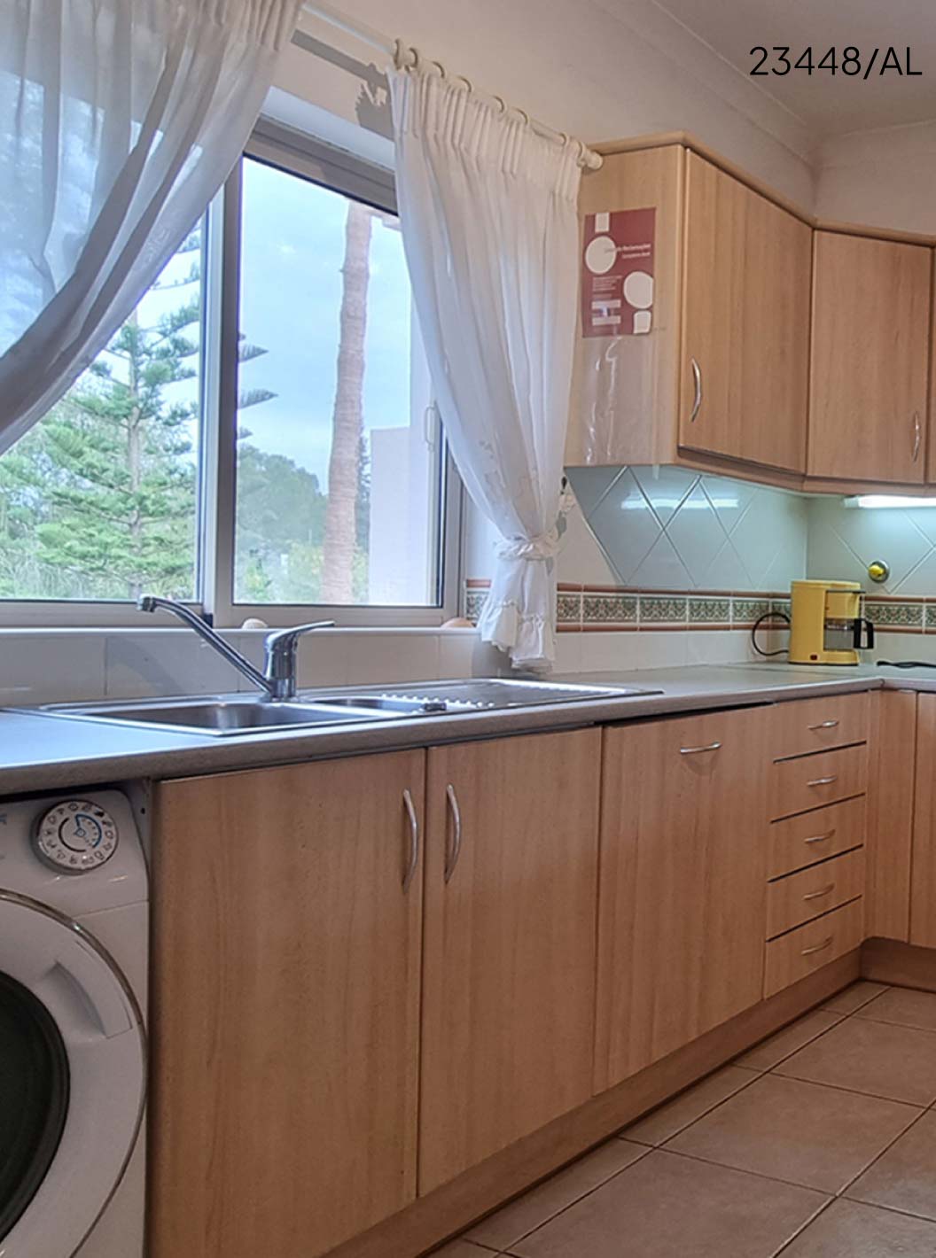 O Apartamento T1 Standart do Pestana Carvoeiro Golfe tem uma cozinha equipada com armários de madeira e eletrodomésticos