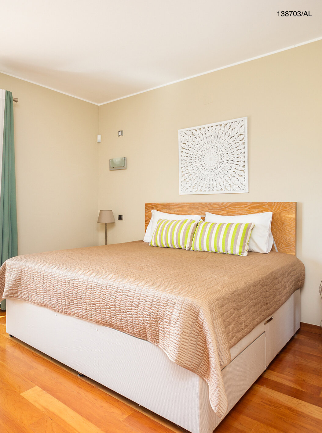 O Apartamento T2 Superior do Pestana Carvoeiro Golfe tem um quarto com uma cama de casal, mesa de cabeceira e varanda