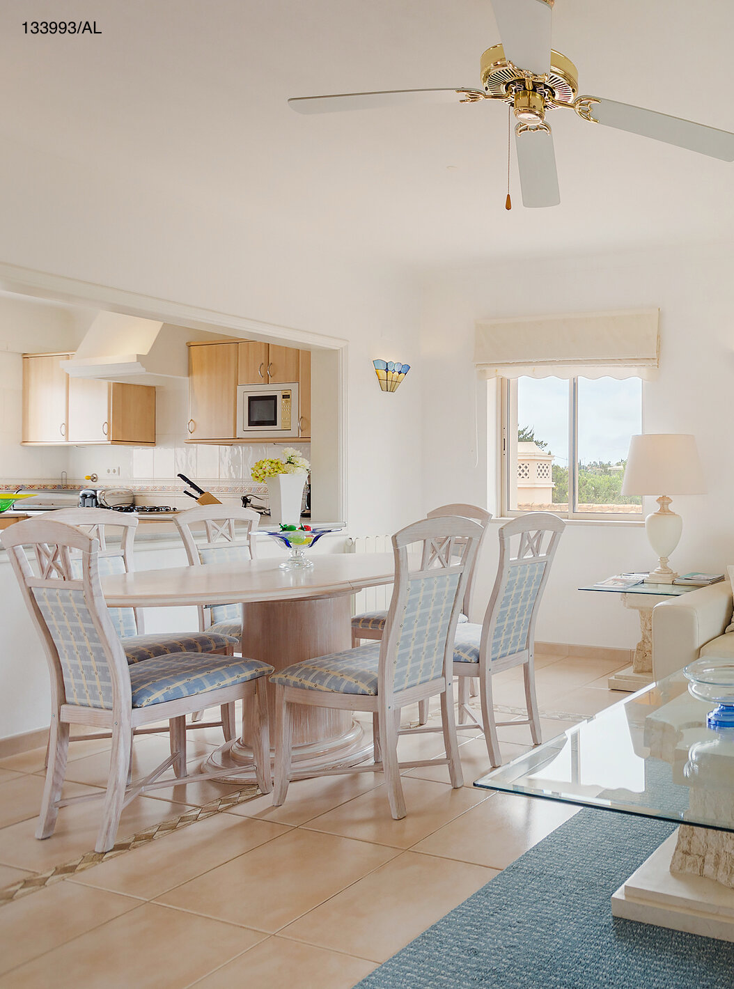 O Apartamento T2 Superior do Pestana Carvoeiro Golfe tem uma sala de estar com sofá branco, mesa de jantar e seis cadeiras