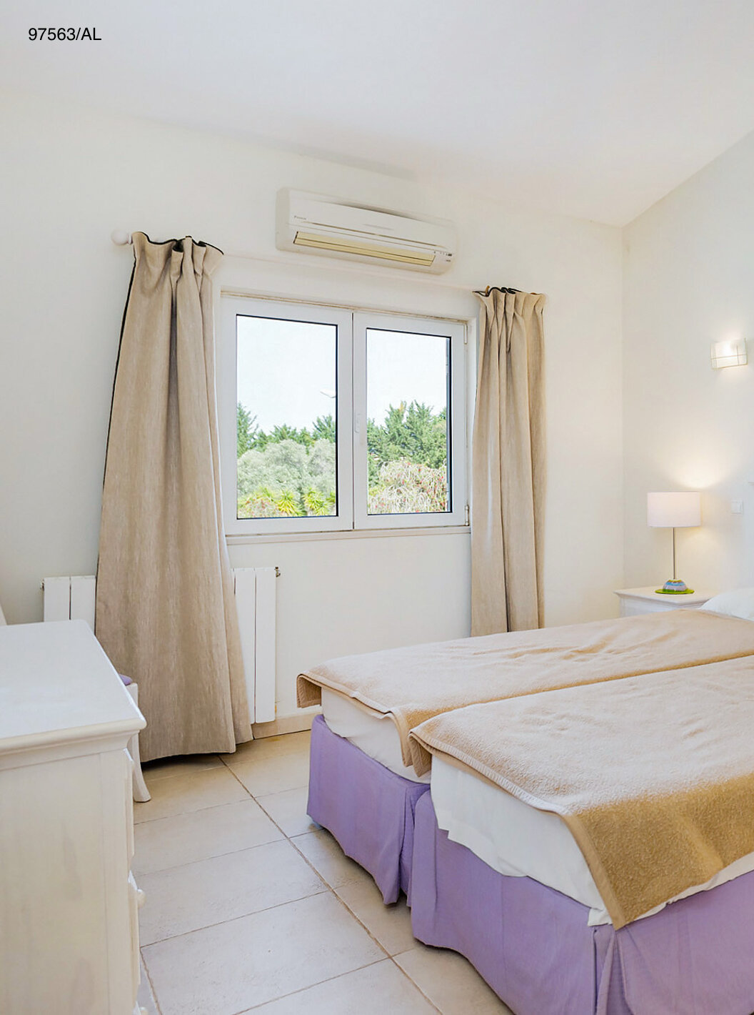 O Apartamento T3 Superior do Pestana Carvoeiro Golfe tem um quarto com duas camas individuais e mesa de cabeceira