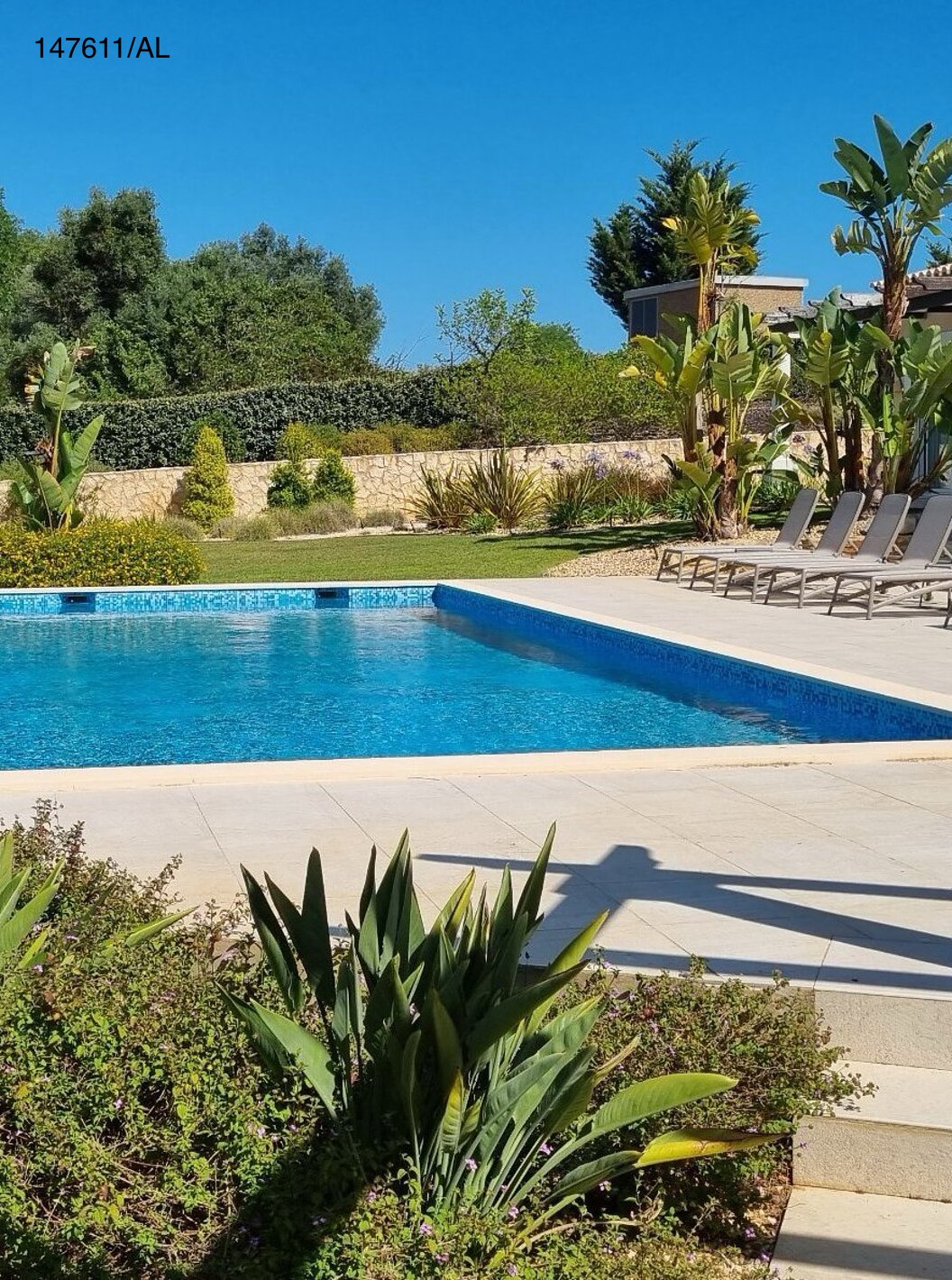 A Moradia V5 Superior do Pestana Carvoeiro Golfe tem um pátio exterior com piscina, relva, e espreguiçadeiras