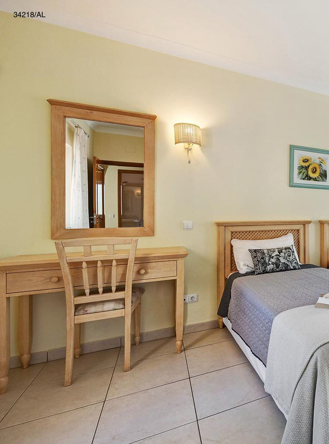 A Moradia V4 Standart do Pestana Carvoeiro Golfe tem um quarto com duas camas individuais, um espelho e uma mesa