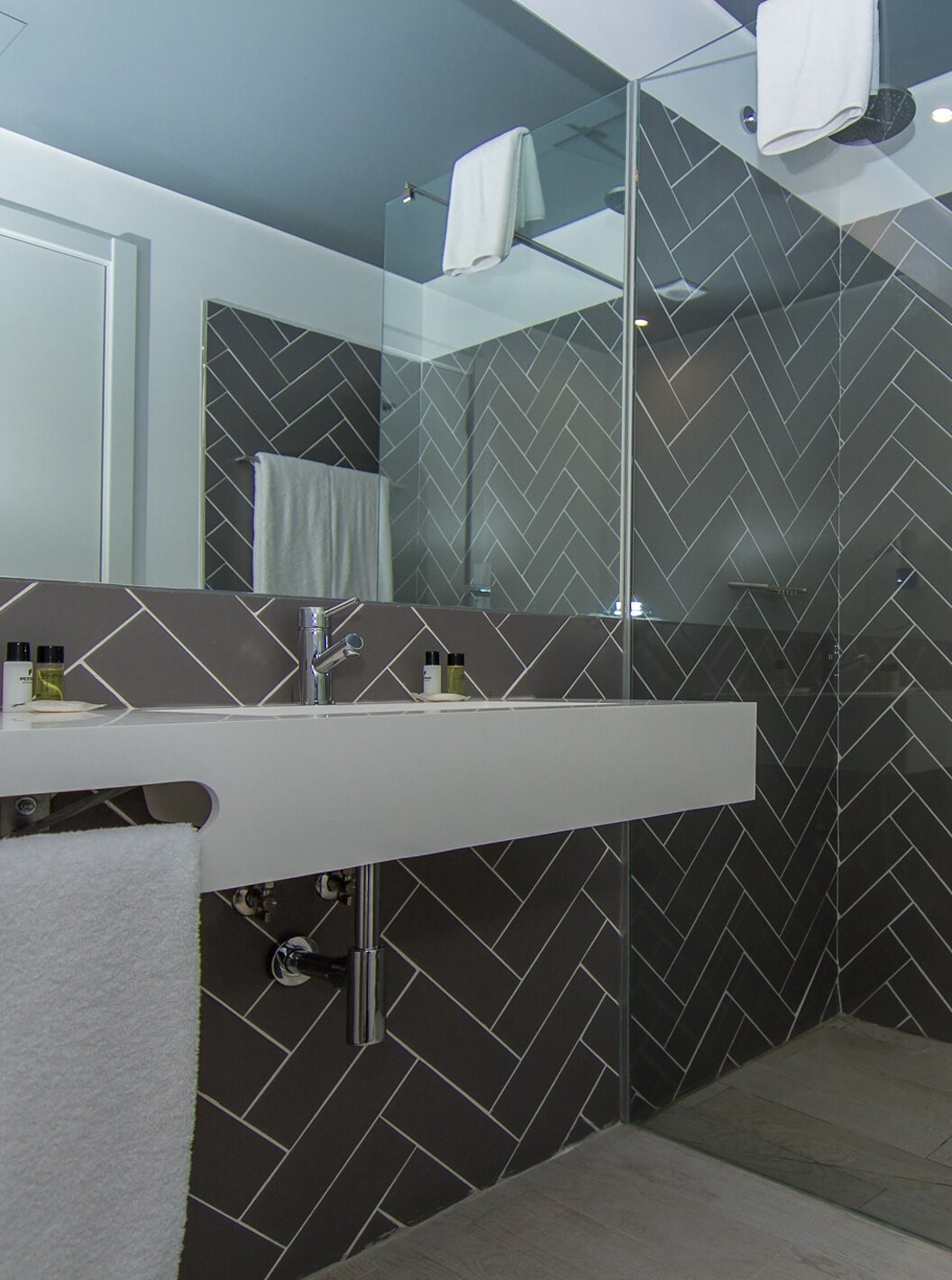 O Quarto Clássico do Pestana Gramacho Residences tem uma casa de banho com walk-in shower, lavatório e espelho