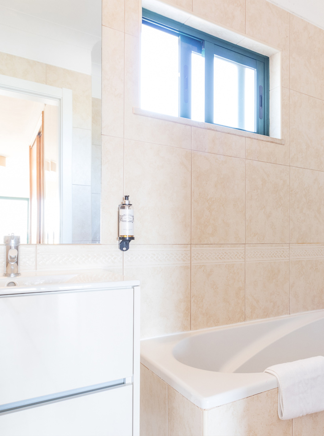 O Studio do Pestana Gramacho Residences tem uma casa de banho com banheira, chuveiro, janela e toalha branca.