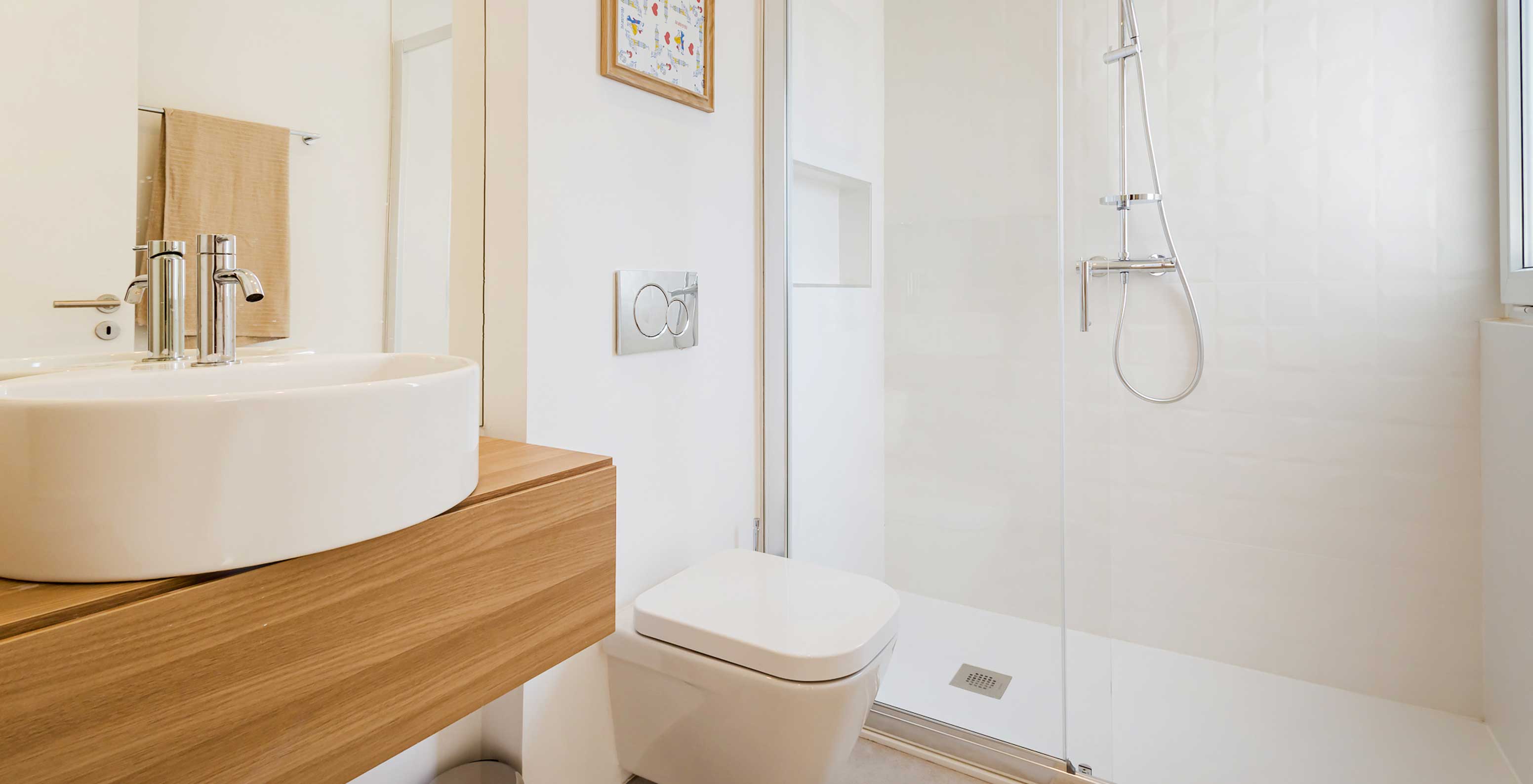 Apartamento do Pestana Valley Nature Village com um lavatório, uma sanita e um duche