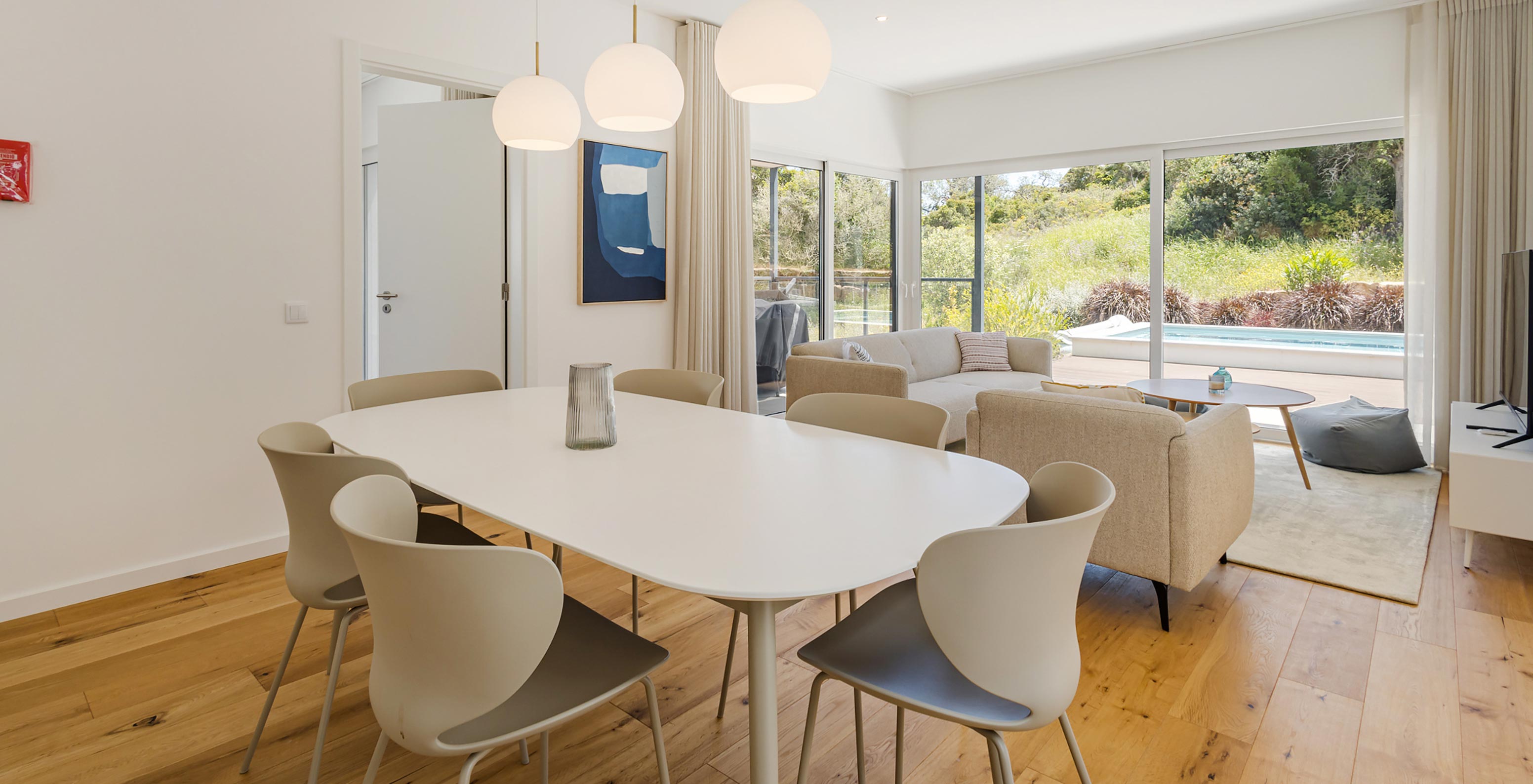 Villa do Pestana Valley Nature Village com vários sofás com vista para o exterior