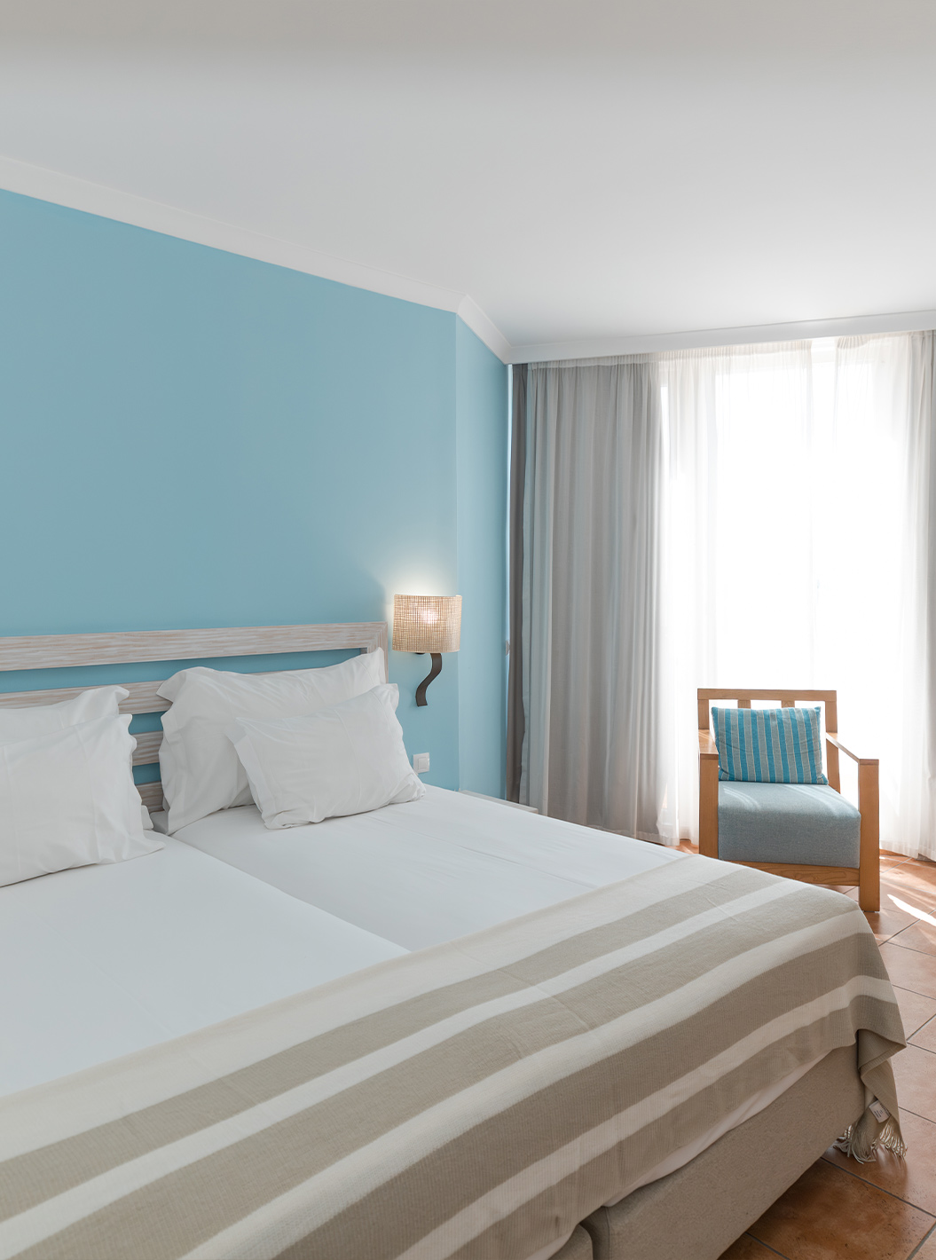 O Deluxe do Pestana Viking tem duas camas individuais, duas poltronas confortáveis, ar condicionado e uma janela grande