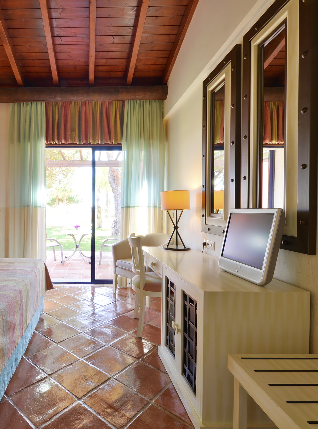 A Suite Vista Jardim Vila Sol do Pestana Vila Sol - Vilamoura tem um quarto com cama de casal, espelhos e janela com varanda