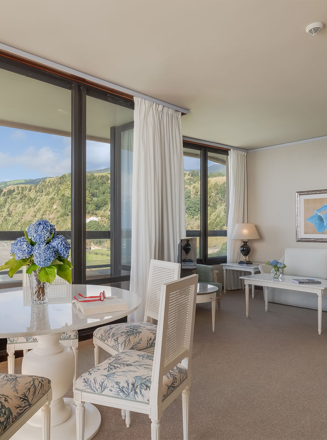 A Suite do Pestana Bahia Praia tem uma sala com vista para a praia ao lado do hotel e para a paisagem verde