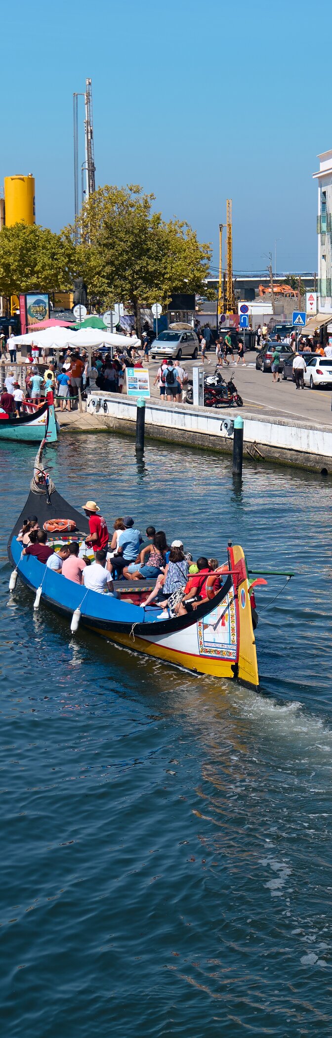 Passeio nos históricos barcos moliceiros pelos canais de Aveiro em Portugal
