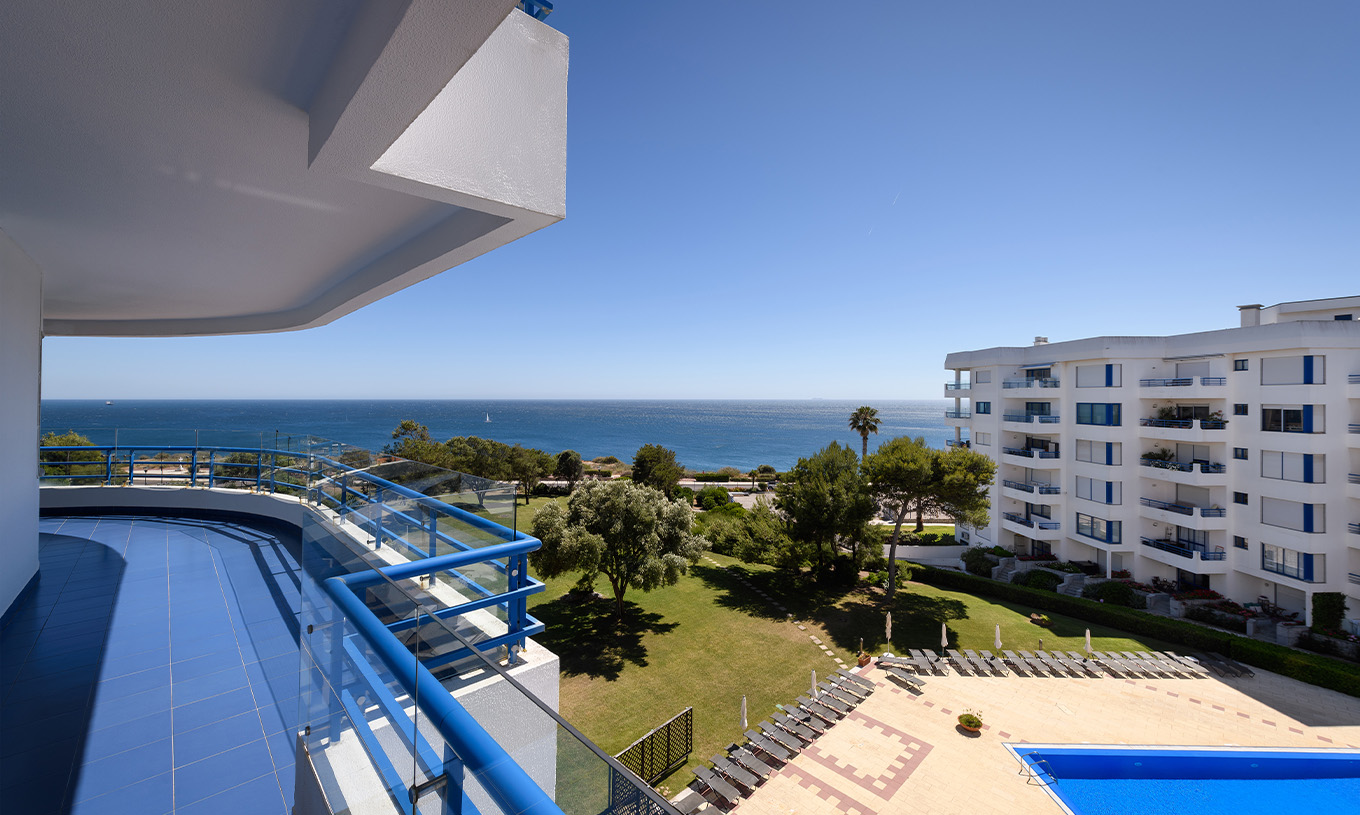 O quarto Deluxe Superior Vista Mar do Pestana Cascais conta com uma varanada com vista para o mar de cascais