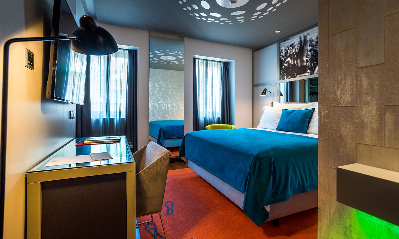 O Quarto CR7 do Pestana CR7 Lisboa tem uma cama de casal, um espelho e uma secretária