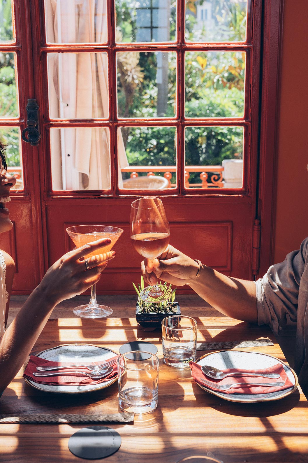 O restaurante Casa do Lago by SOI,  Hotel 5 Estrelas, Monumento Nacional tem uma mesa de madeira com bebidas resfrescantes