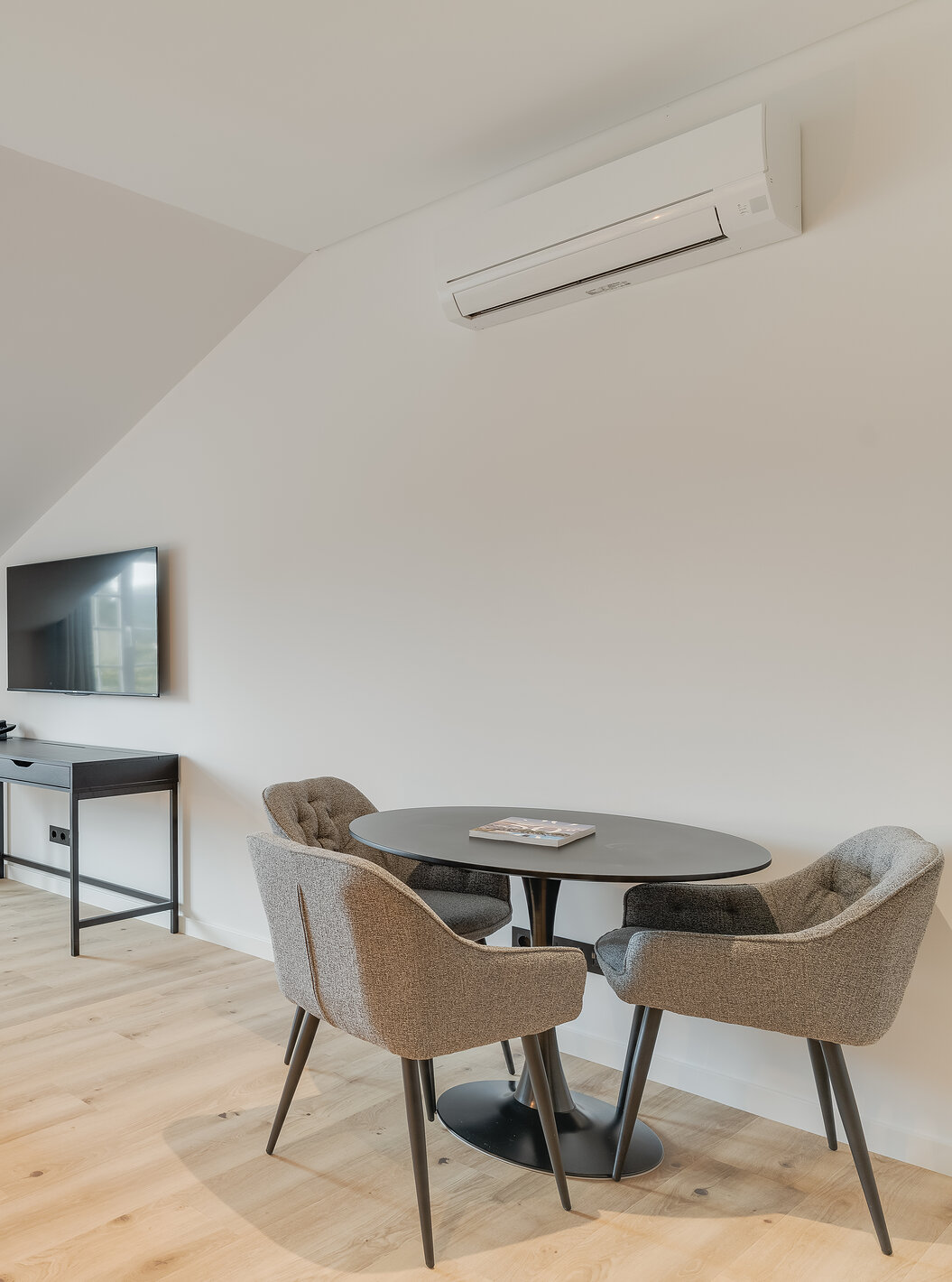 O Familiar - Clubhouse do Pestana Sintra Golf tem duas camas, uma mesa com cadeiras, televisão, ar condicionado e uma janela