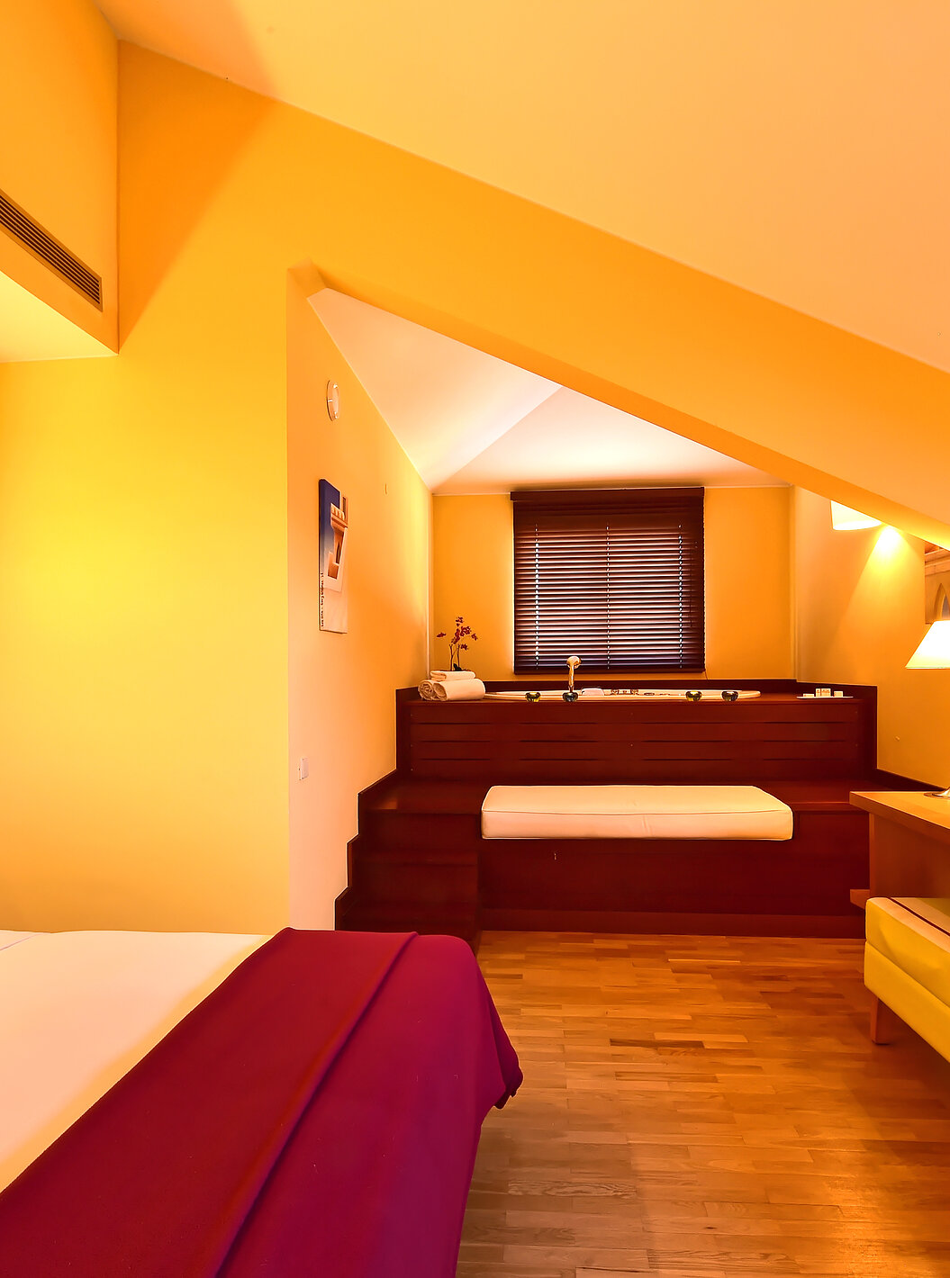 A Suite Mezzanine Jacuzzi do Pestana Sintra Golf tem uma cama de casal, jacuzzi no quarto, e uma televisão em frente à cama