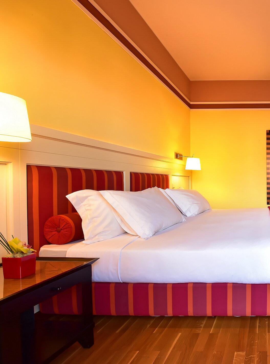 A Suite Superior do Pestana Sintra Golf tem uma cama de casal, um espelho na parede e um móvel com uma pequena televisão