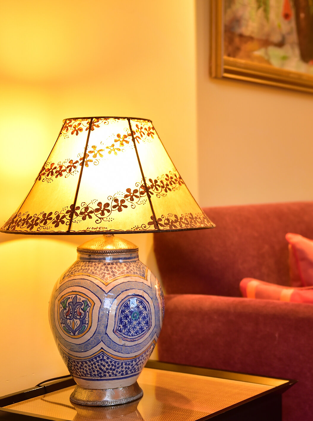 A Suite Superior do Pestana Sintra Golf tem um sofá de dois lugares em tom vermelho e duas mesas com candeeiros