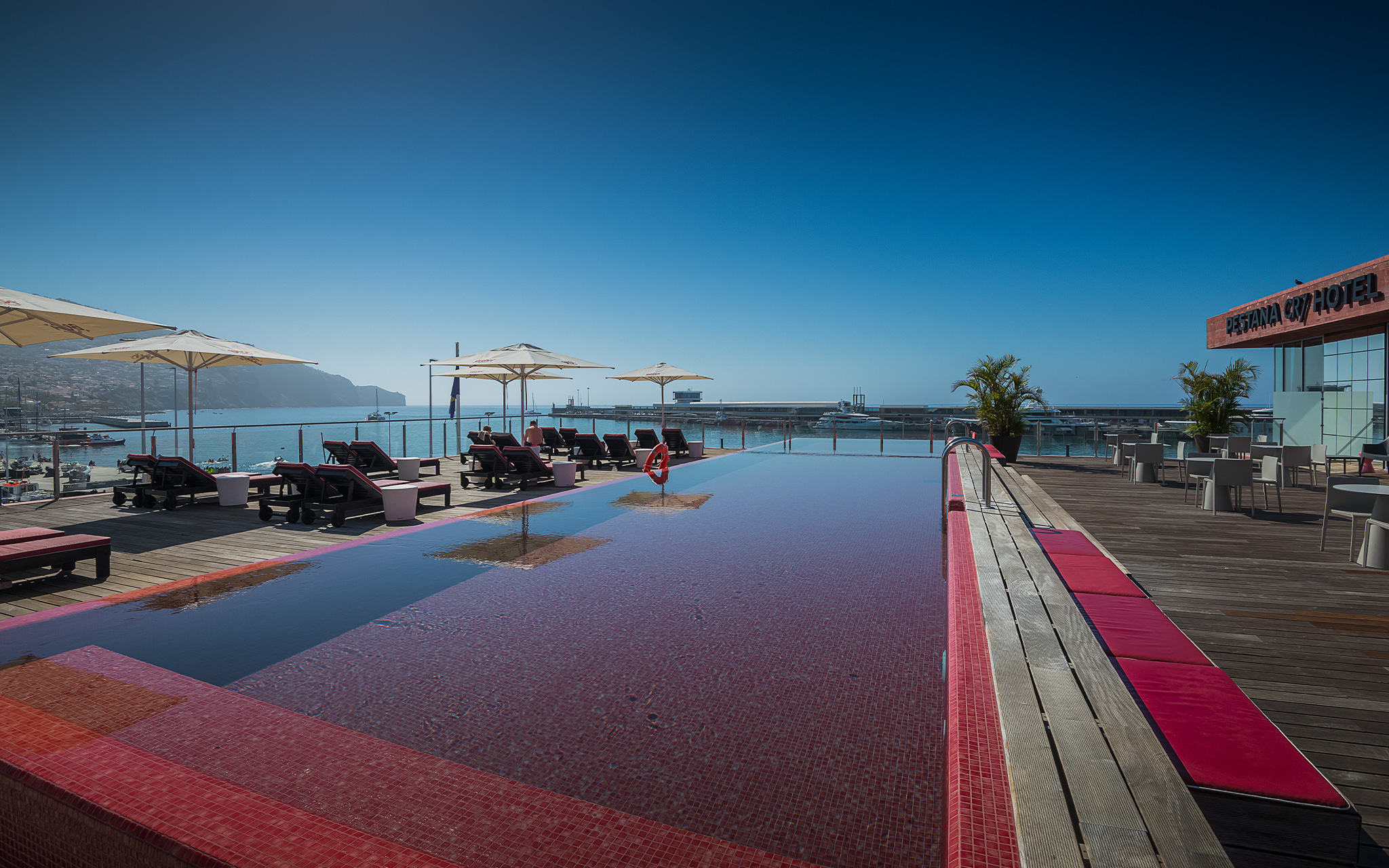 Vista da piscina exterior rosa para o mar, no hotel da marca do Cristiano Ronaldo, no centro do Funchal