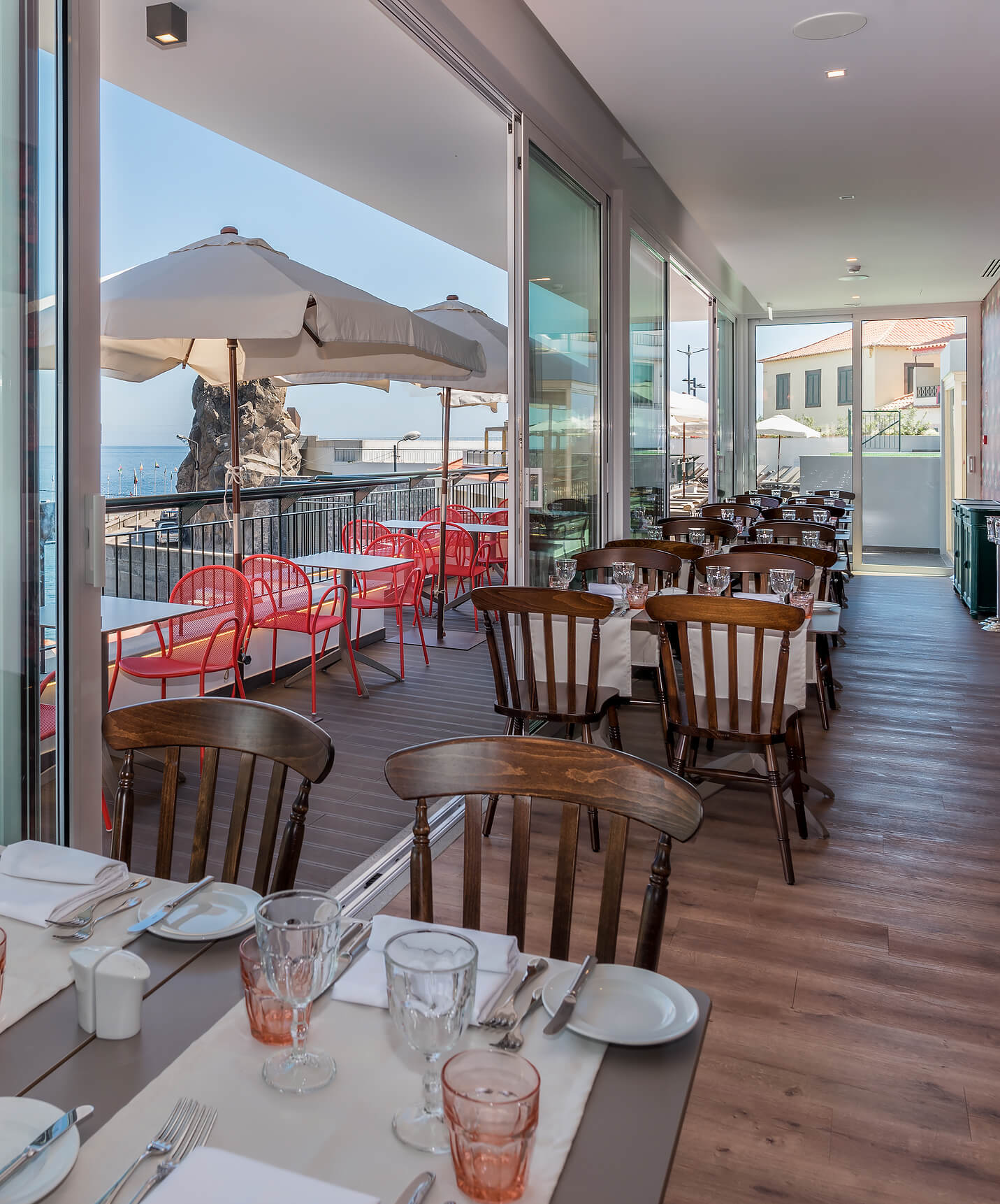 O restaurante Grill, do Hotel em Câmara de Lobos, na Madeira tem um espaço exterior com vista para o mar