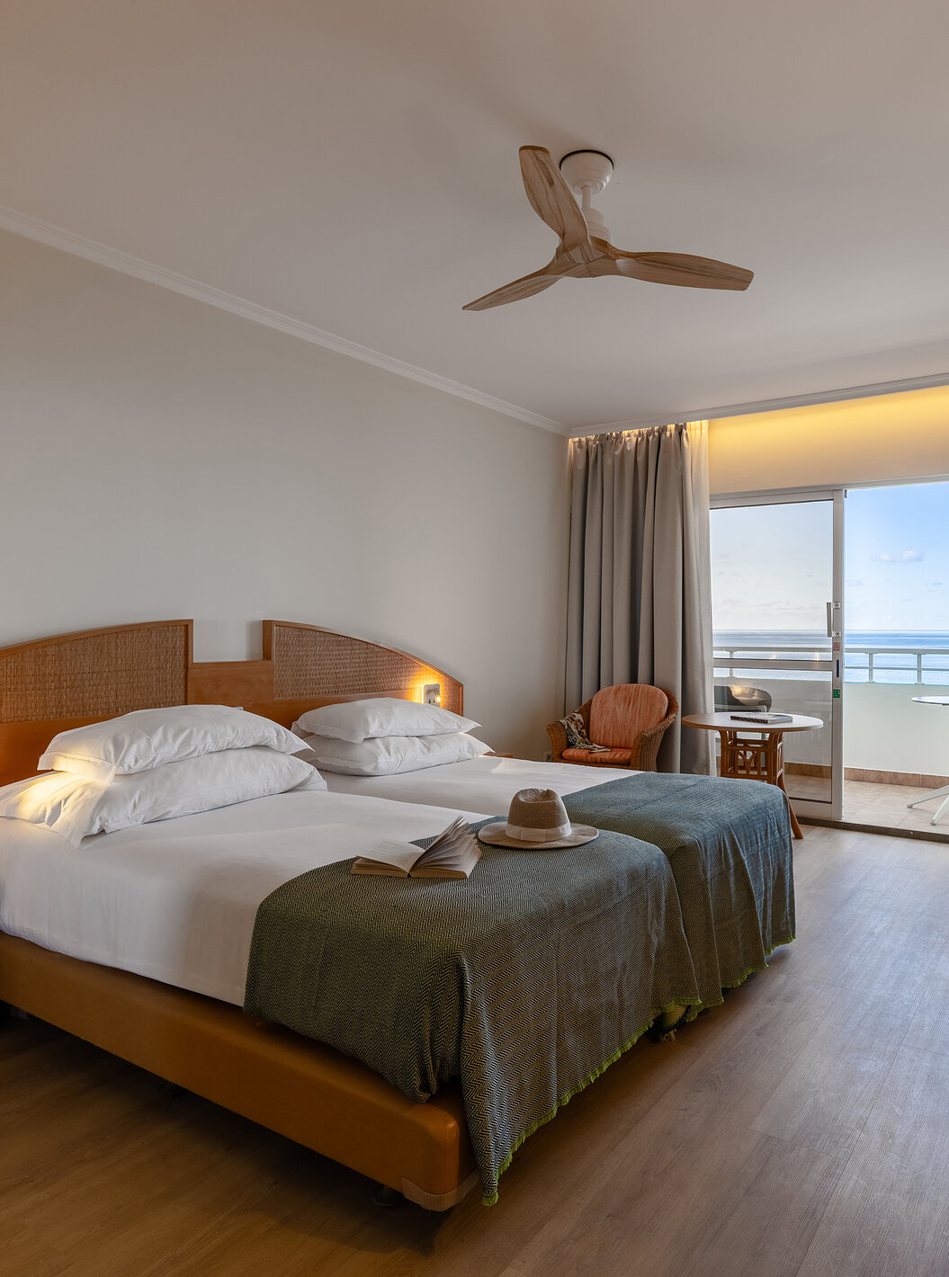 O Classic Sea View do Pestana Ocean Bay All Inclusive tem uma cama dupla, móvel TV, duas cadeiras e varanta com vista