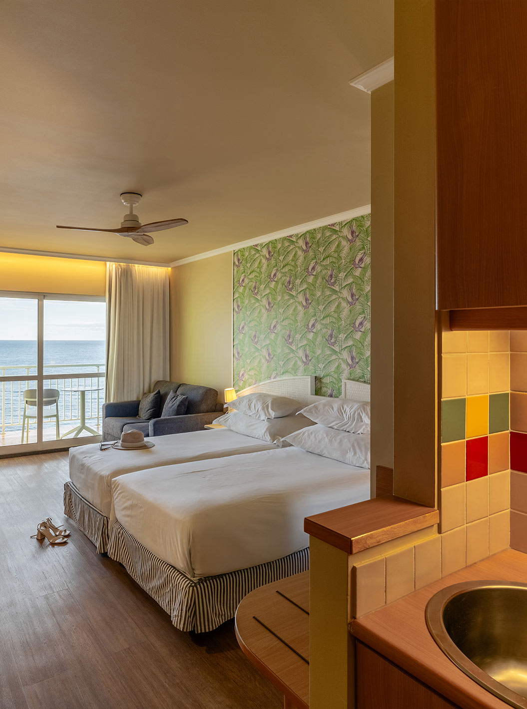 O Premium Sea View do Pestana Ocean Bay All Inclusive tem uma cama dupla, varanda com vista mar e um sofá