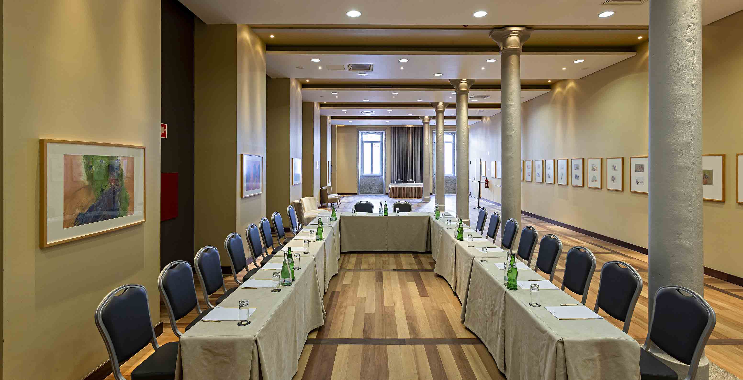 Sala D. Jerónimo com uma janela e vários pilares no Pestana Palácio do Freixo, Hotel Histórico à Beira do Rio Douro