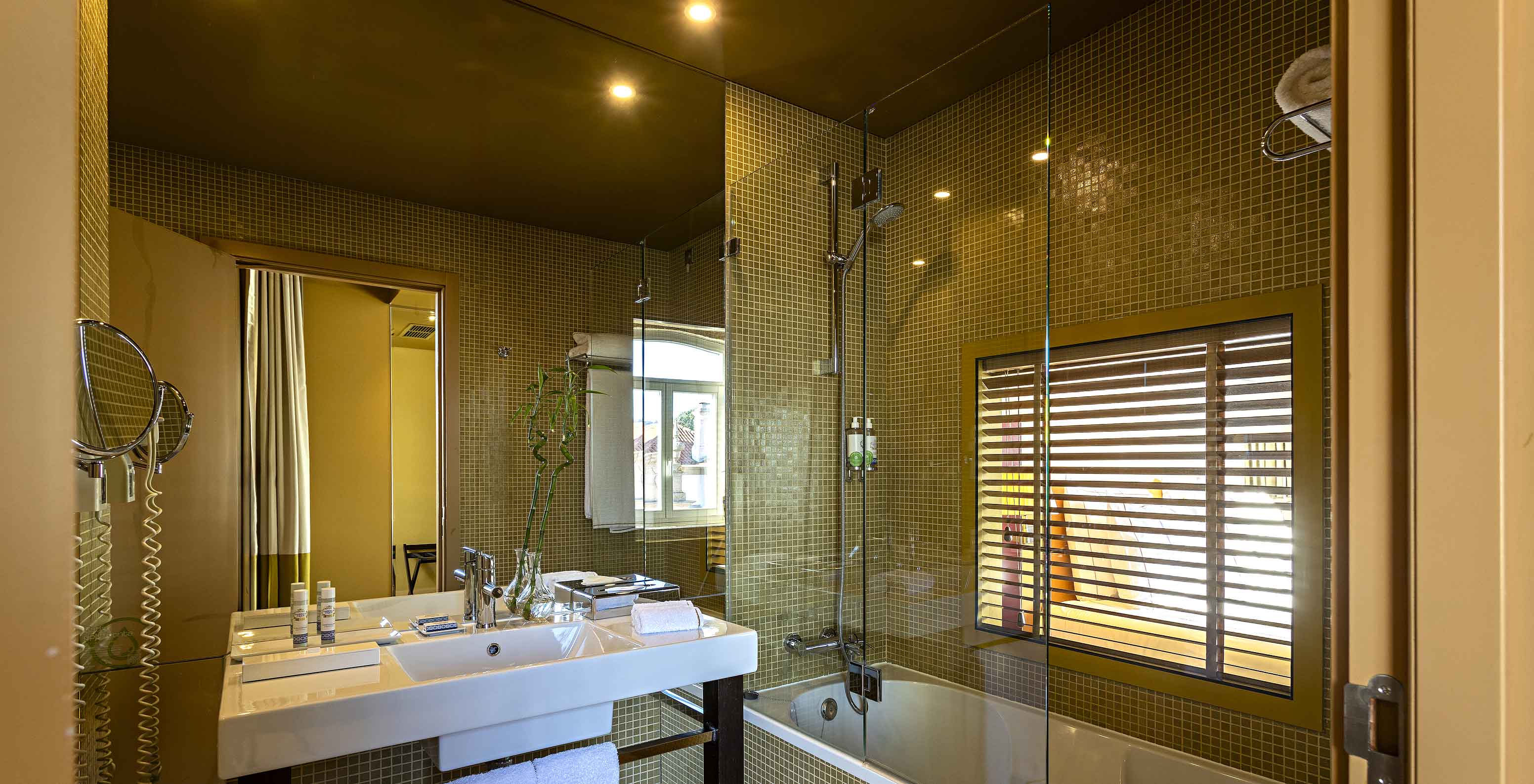 O Deluxe Grand View do Pestana Palácio do Freixo tem uma casa de banho com banheira e uma janela para o quarto